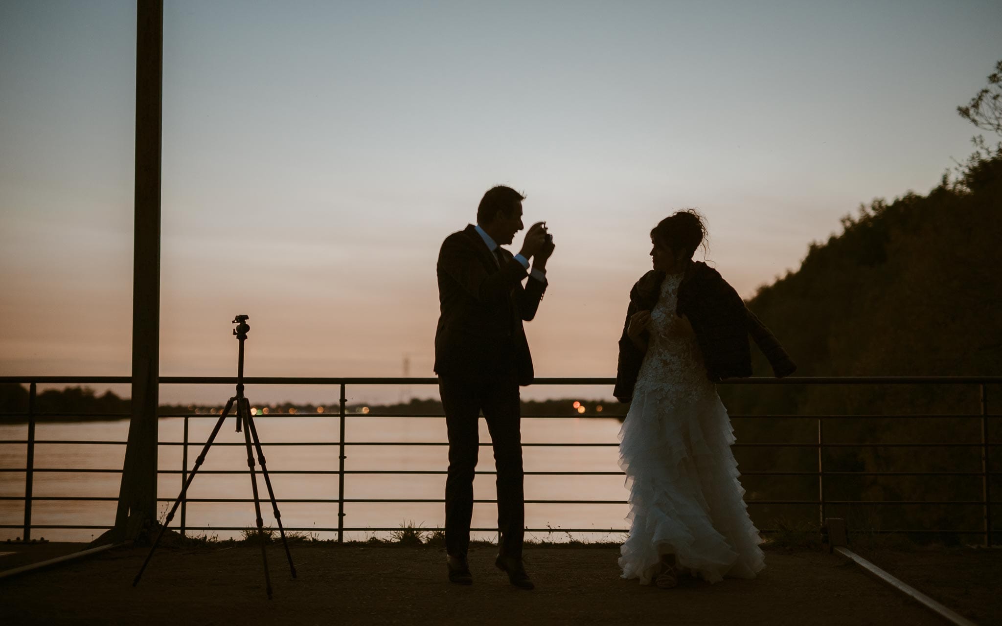 Séance couple mariés après mariage mise en scène en bord de loire aux alentours de Nantes par Geoffrey Arnoldy photographe