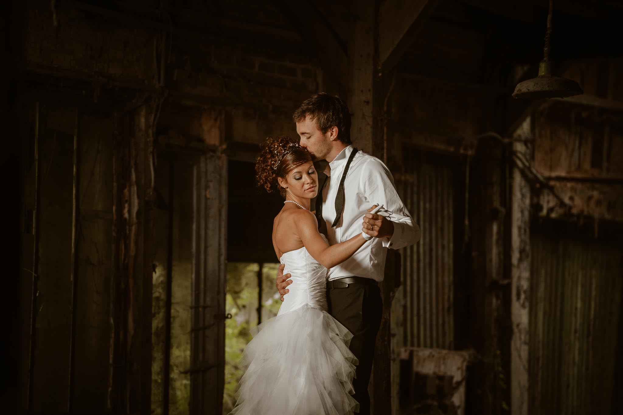 Séance couple après mariage poétique & romantique dans une friche pré-industrielle près de Amiens par Geoffrey Arnoldy photographe