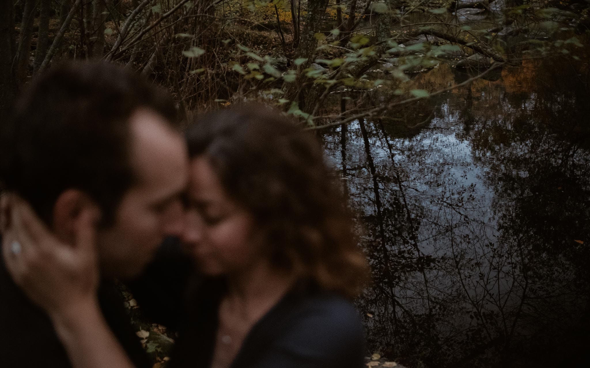 Séance photo de grossesse et futurs parents en extérieur, à l’ambiance poétique, en forêt à l’automne près de Clisson par Geoffrey Arnoldy photographe