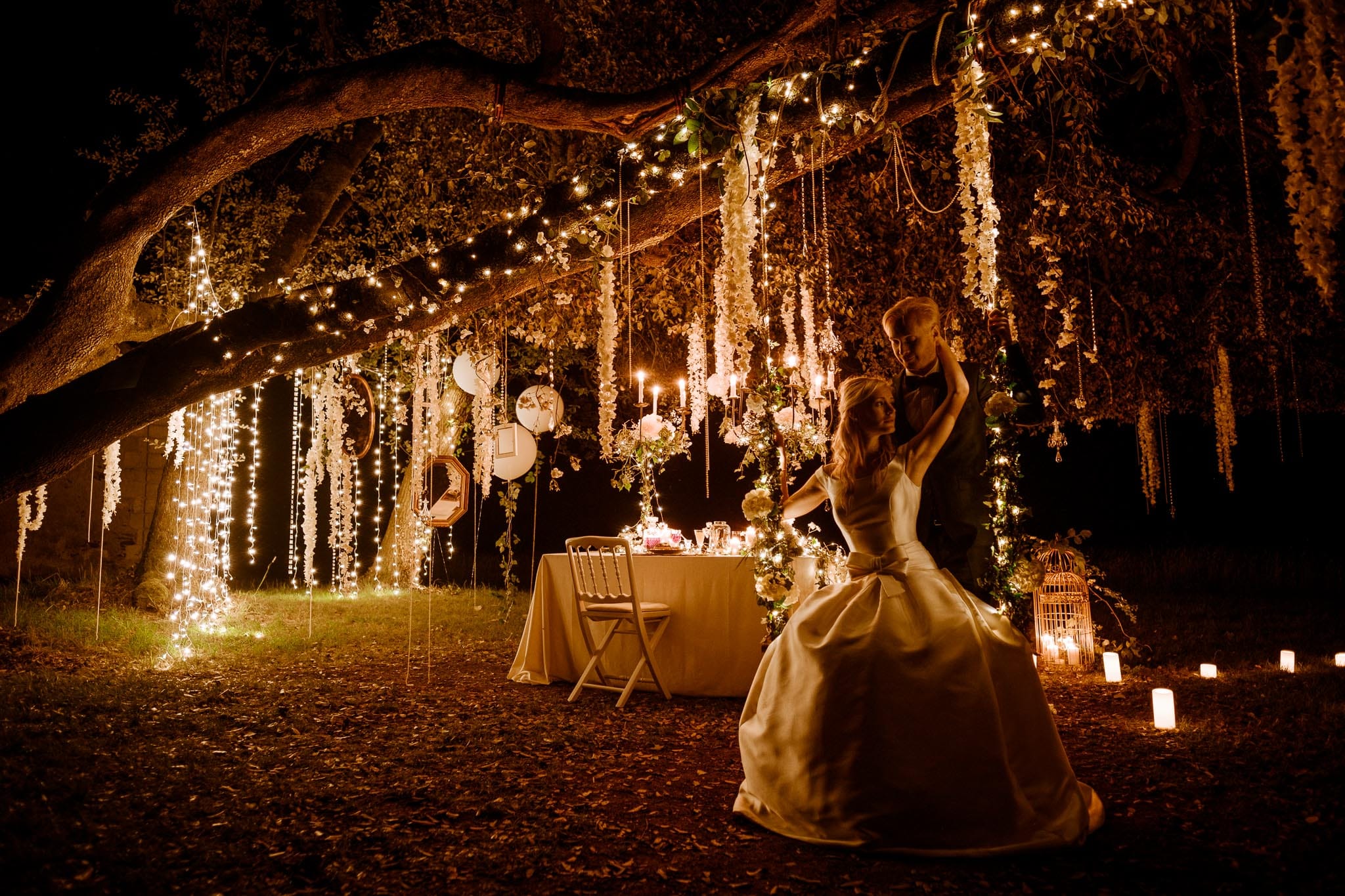 photos d’une séance couple mise en scène après mariage, prises de nuit, au sein d’un décor onirique de conte de fée, au Château de Vair à Anetz par Geoffrey Arnoldy photographe