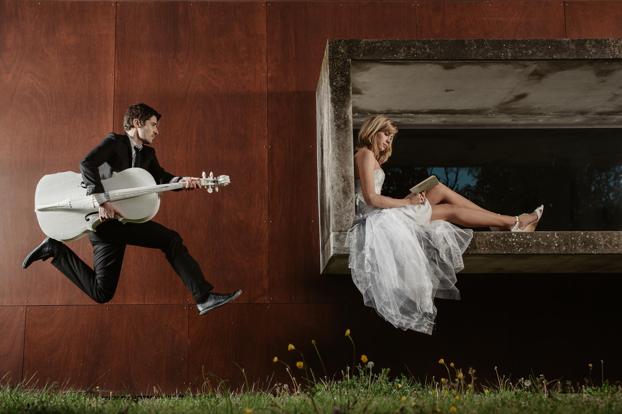 photos de couple fun et décalées lors d’une séance couple de mariage mise en scène près de Nantes par Geoffrey Arnoldy photographe