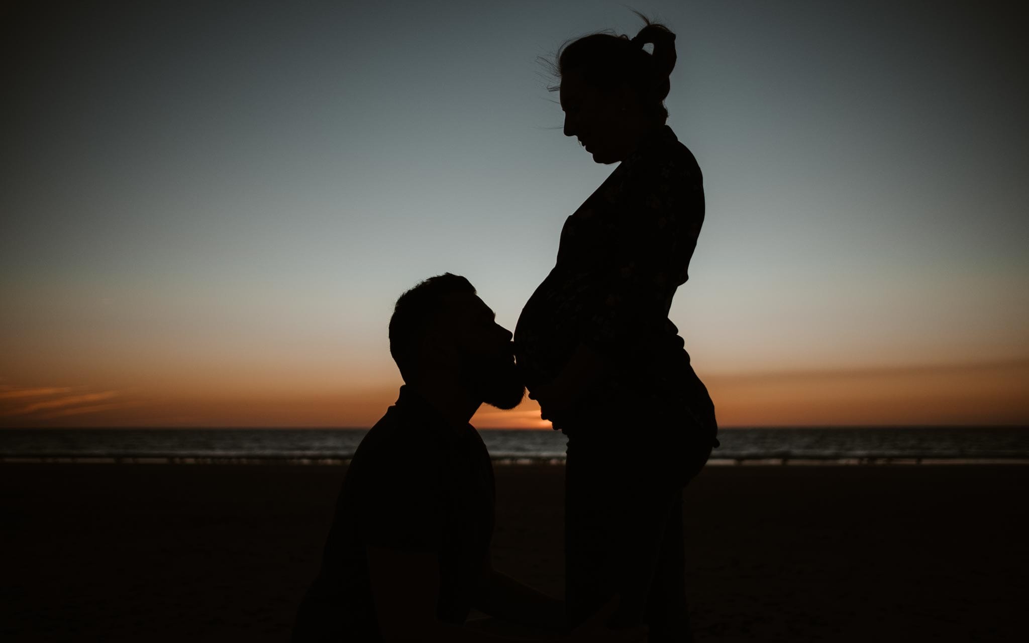 Séance couple femme enceinte en extérieur, à l’ambiance poétique et romantique, au coucher de soleil sur la plage à la Baule par Geoffrey Arnoldy photographe