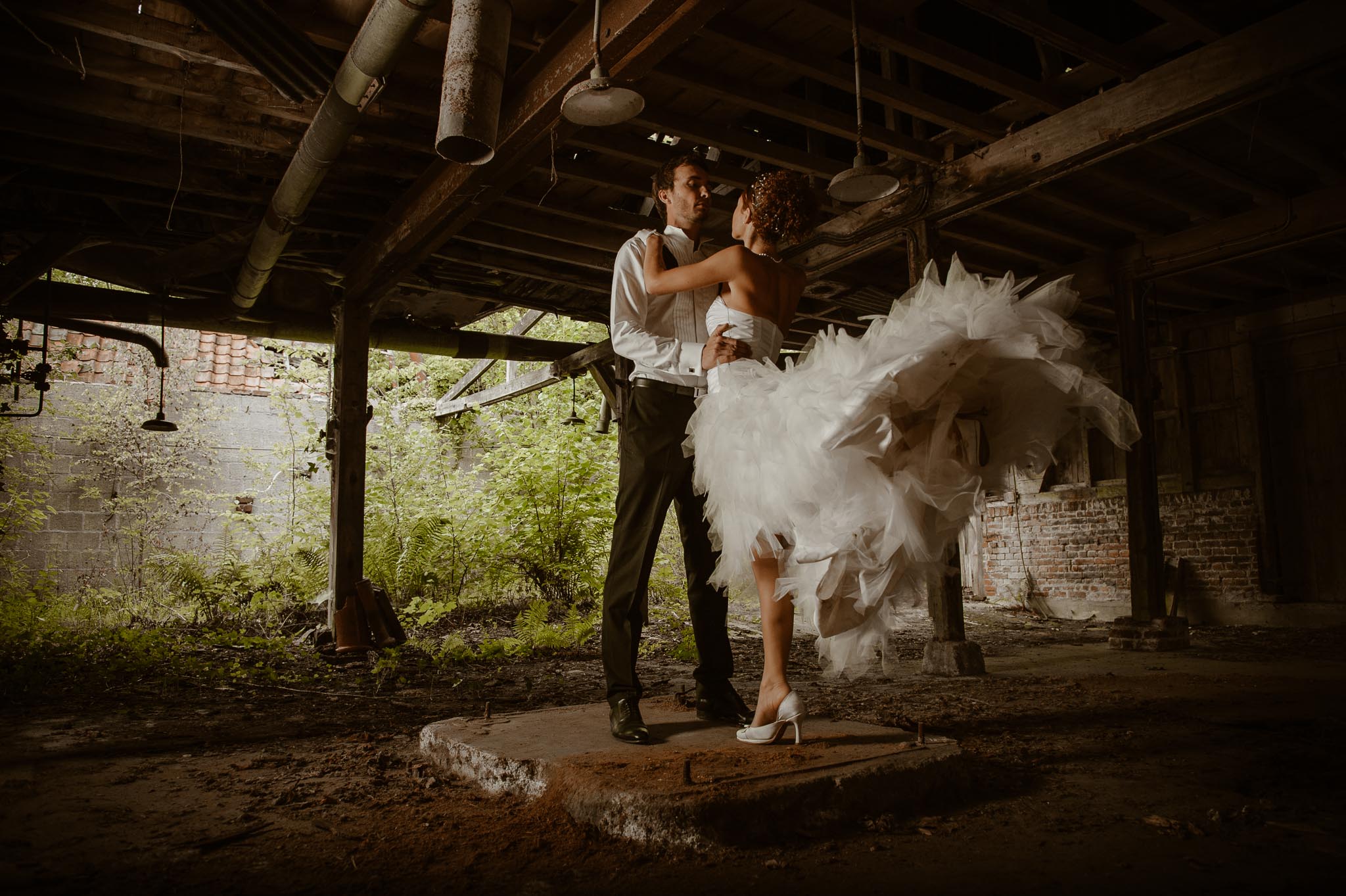 Séance couple après mariage poétique & romantique dans une friche pré-industrielle près de Amiens par Geoffrey Arnoldy photographe