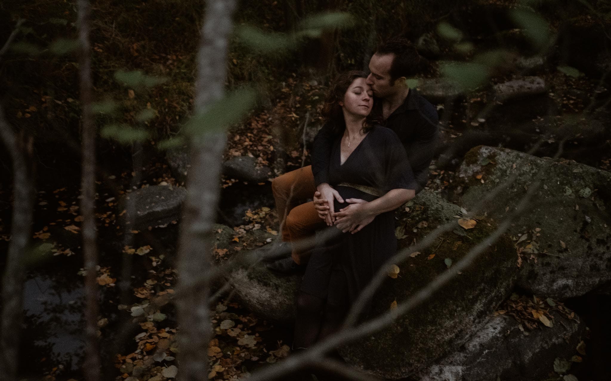 Séance photo de grossesse et futurs parents en extérieur, à l’ambiance poétique, en forêt à l’automne près de Clisson par Geoffrey Arnoldy photographe