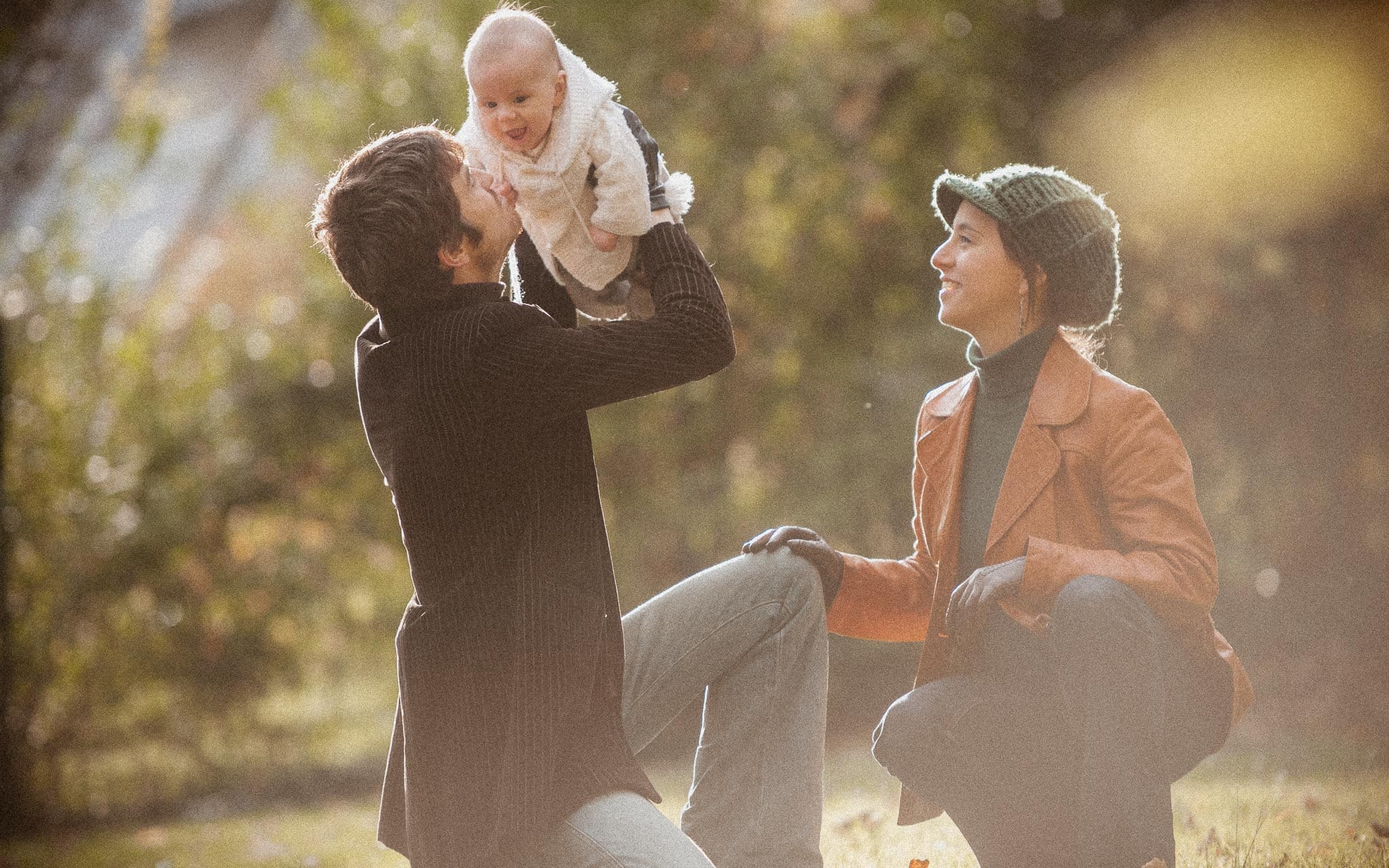 Séance photo lifestyle de famille de jeunes parents et d’un bébé en région parisienne à Saint Germain en Laye par Geoffrey Arnoldy photographe