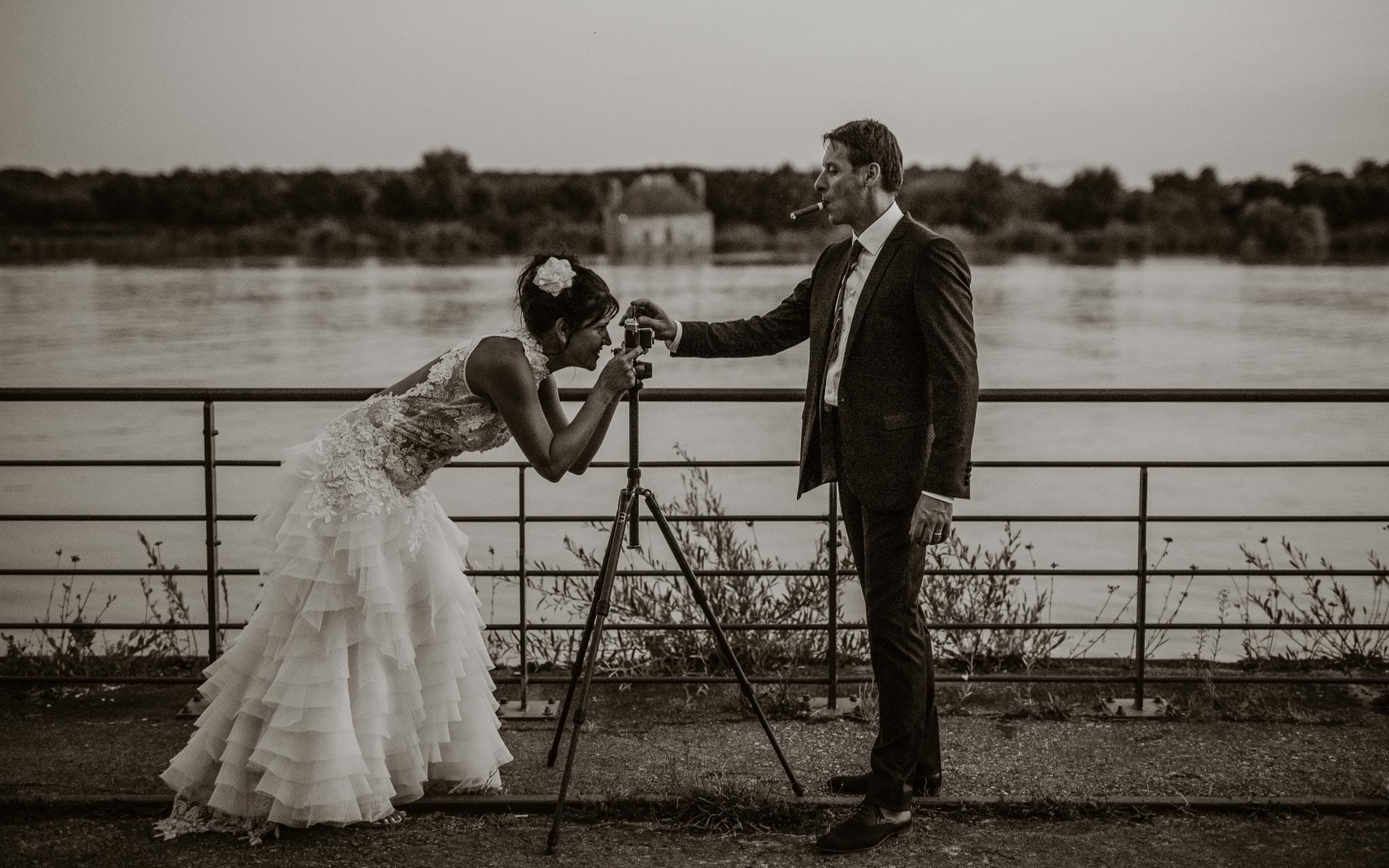 Séance couple mariés après mariage mise en scène en bord de loire aux alentours de Nantes par Geoffrey Arnoldy photographe