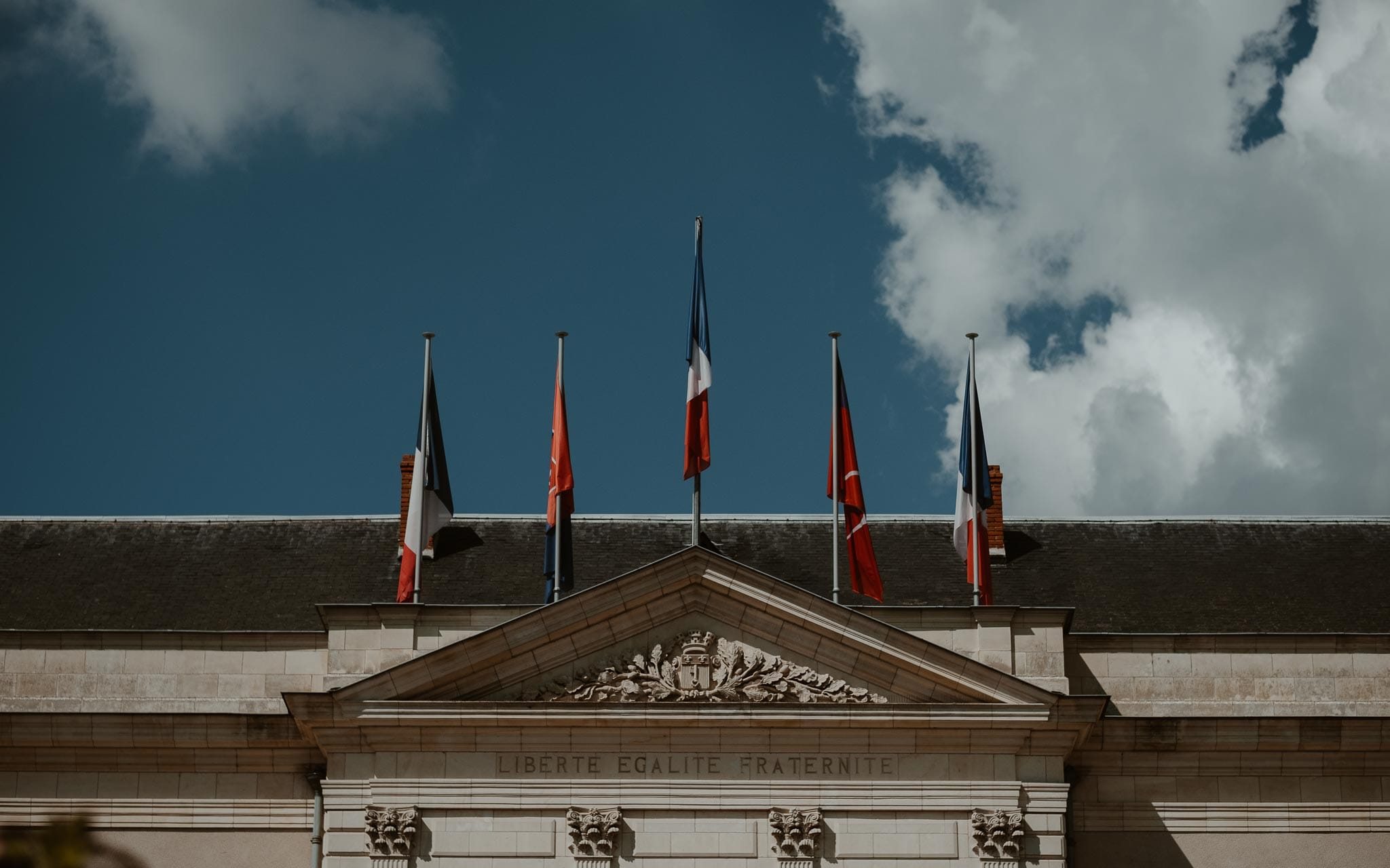 photographies d’une mariée chic et d’un gendarme à Angers et Durval