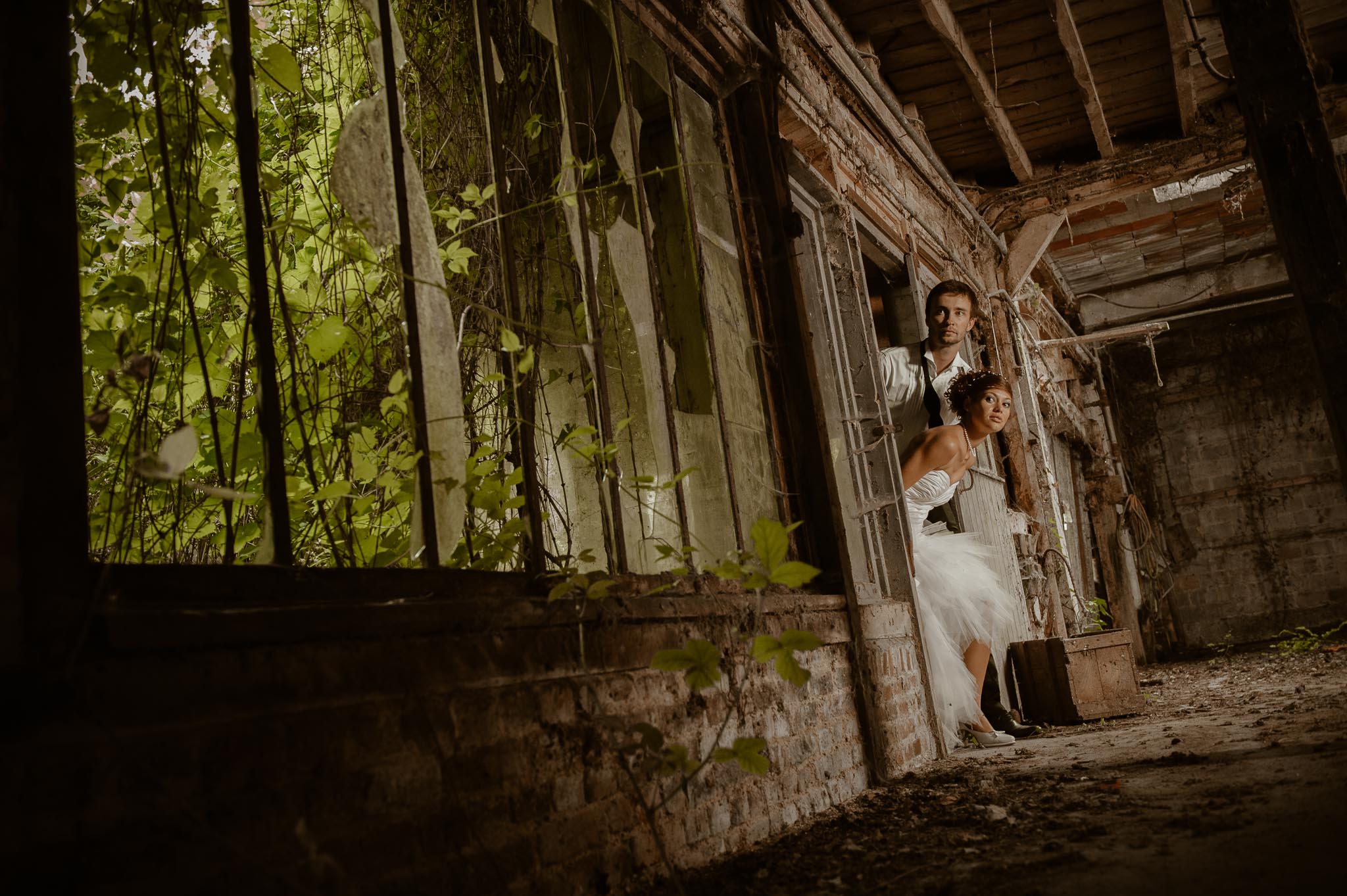 Séance couple après mariage poétique & romantique dans une friche pré-industrielle près de Amiens par Geoffrey Arnoldy photographe