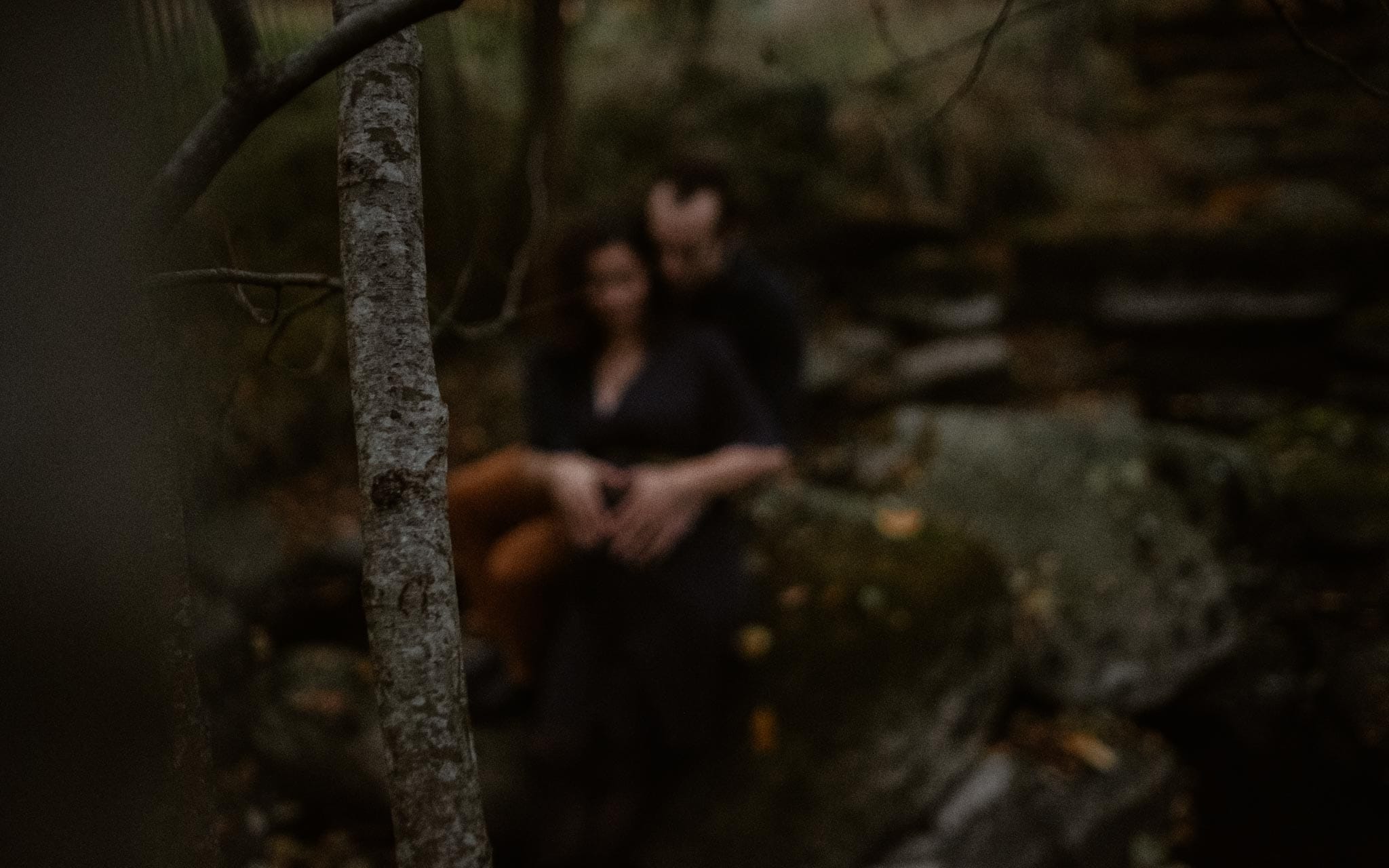 Séance photo de grossesse et futurs parents en extérieur, à l’ambiance poétique, en forêt à l’automne près de Clisson par Geoffrey Arnoldy photographe