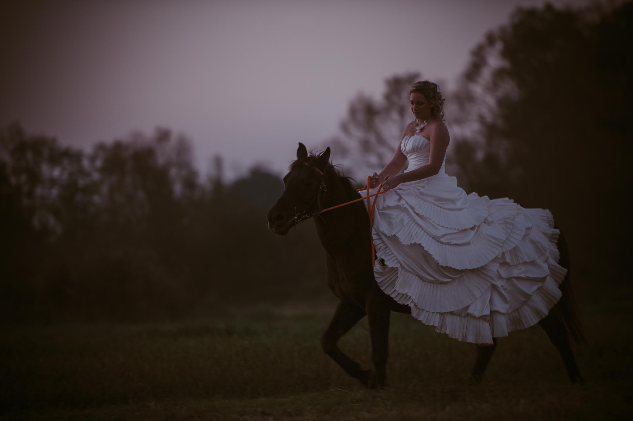 Séance couple après mariage fantastique & poétique inspirée de l’univers Disney près de Nantes par Geoffrey Arnoldy photographe