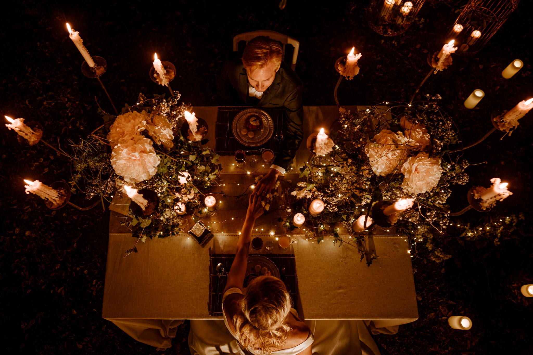 photos d’une séance couple mise en scène après mariage, prises de nuit, lors d’un repas au sein d’un décor inspiré du film Twilight, au Château de Vair à Anetz par Geoffrey Arnoldy photographe