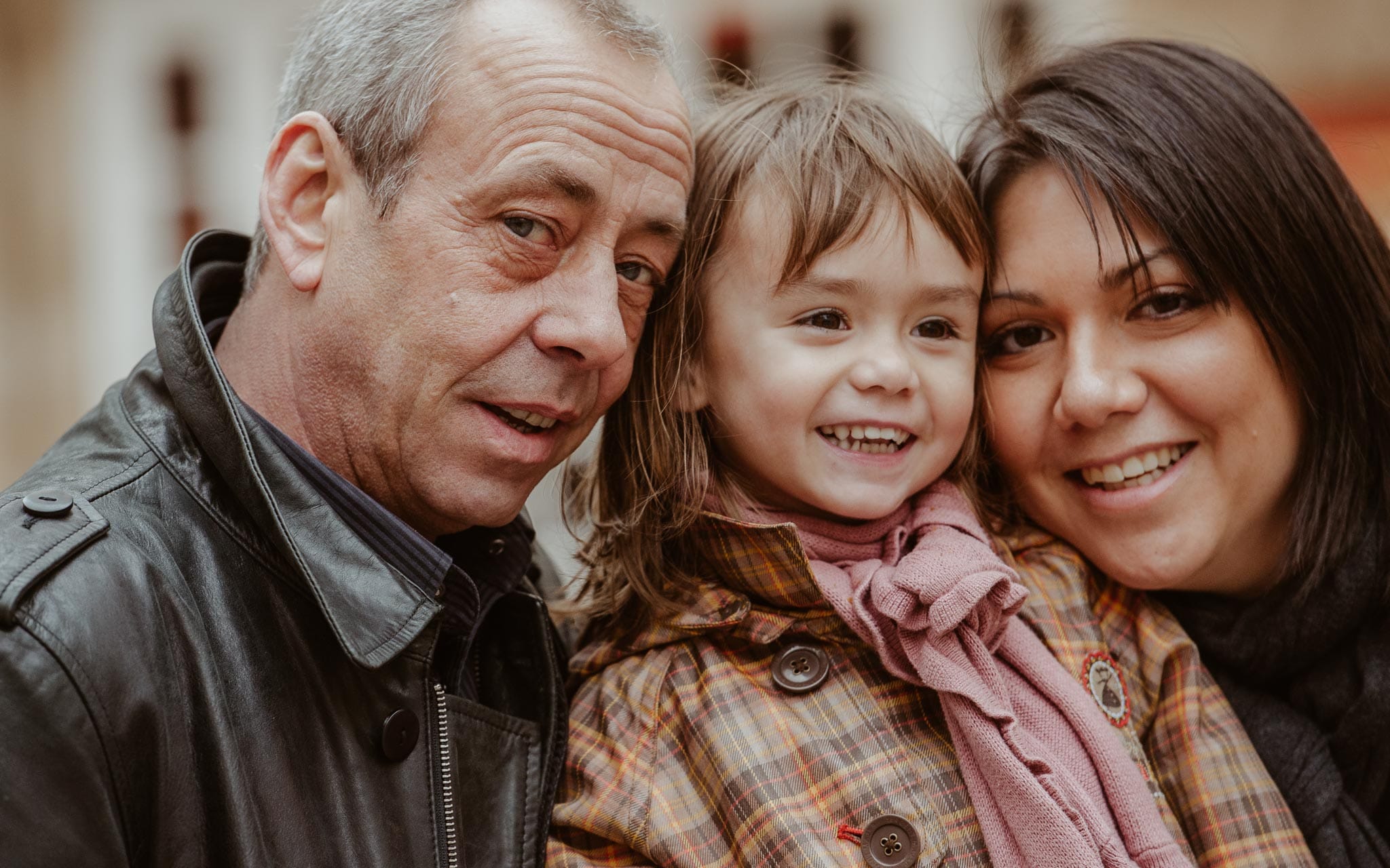 Séance photo de famille parents enfant en extérieur, à l’ambiance poétique et intemporelle en hiver à Paris par Geoffrey Arnoldy photographe