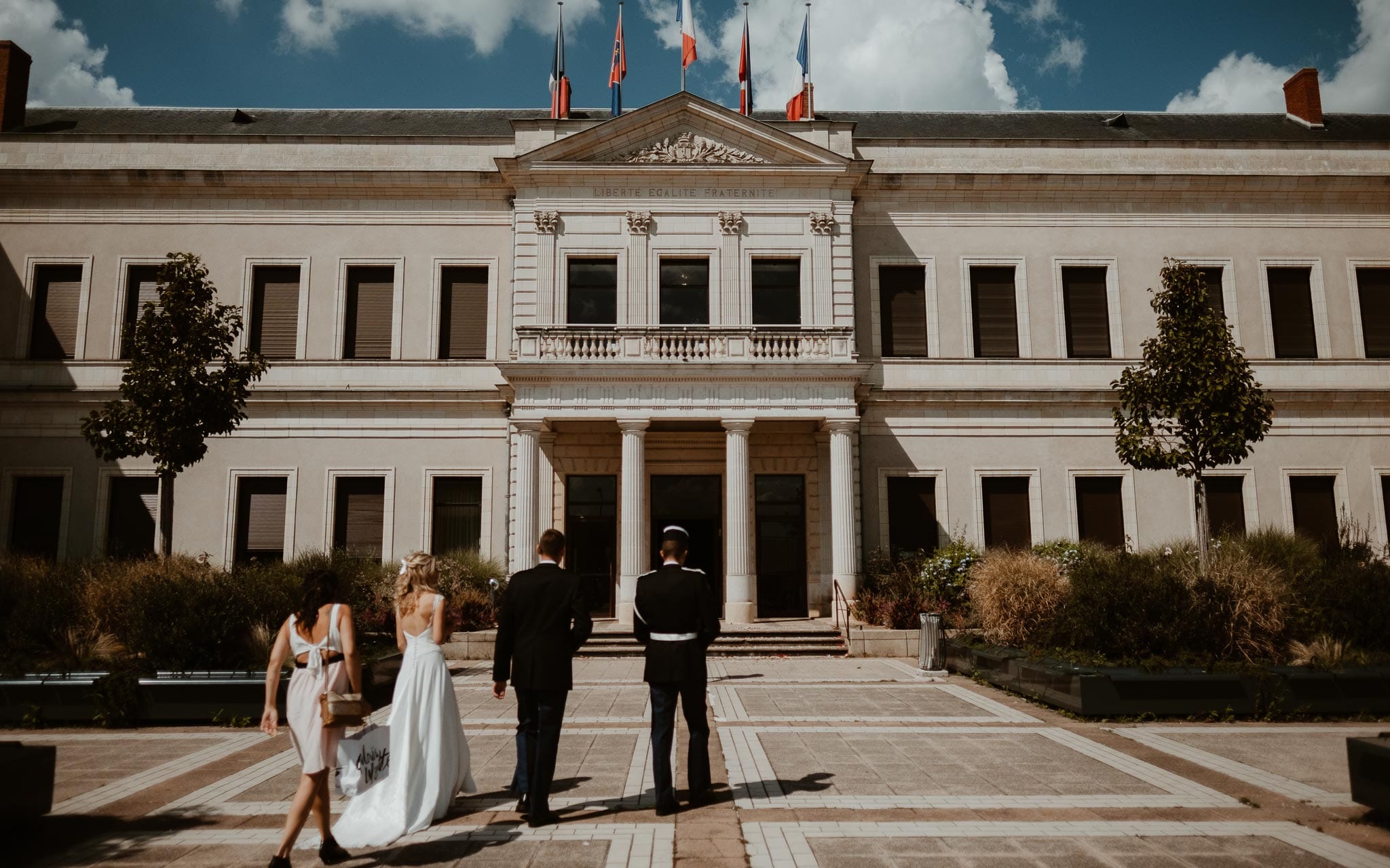 photographies d’une mariée chic et d’un gendarme à Angers et Durval