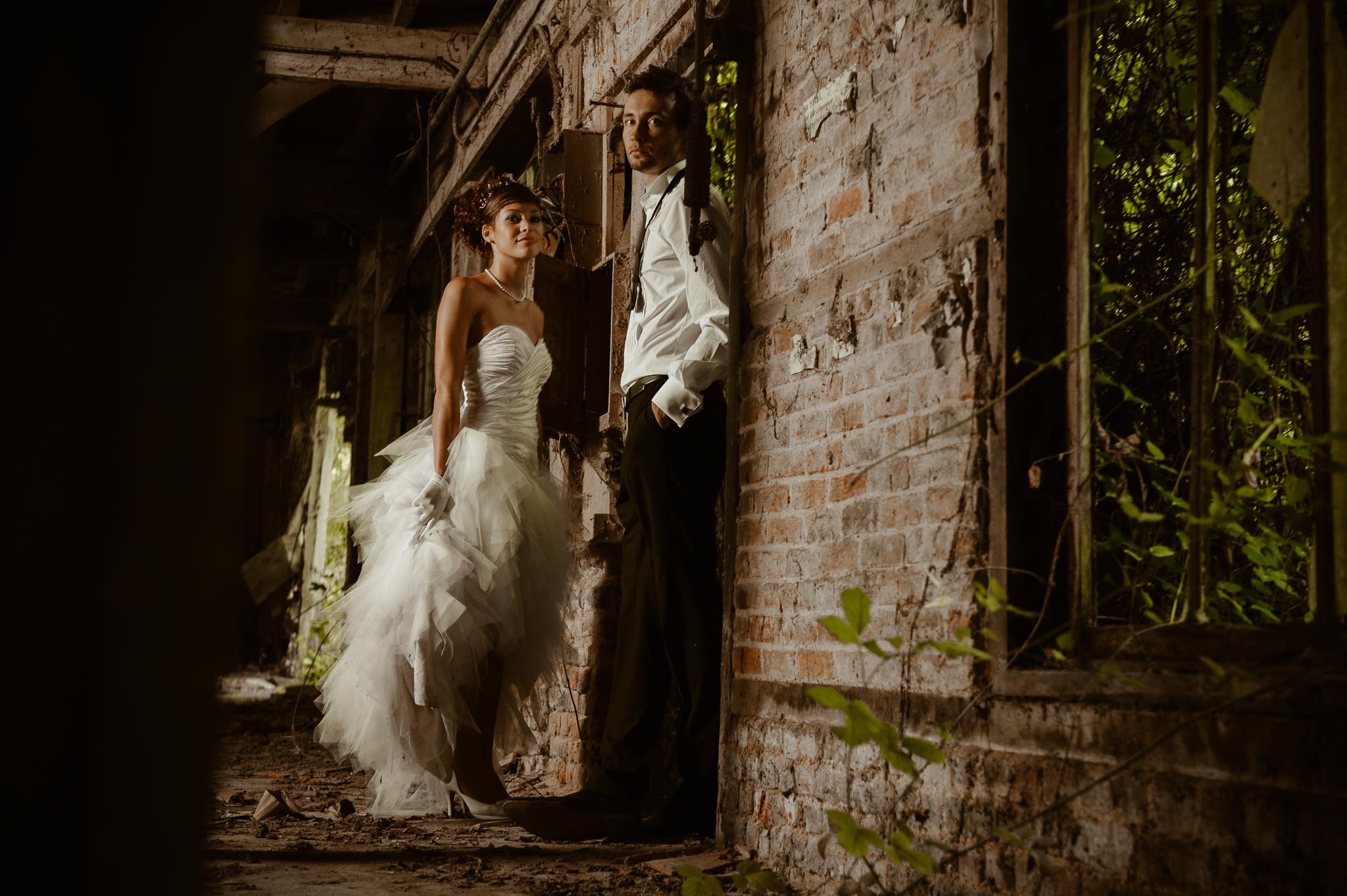 Séance couple après mariage poétique & romantique dans une friche pré-industrielle près de Amiens par Geoffrey Arnoldy photographe