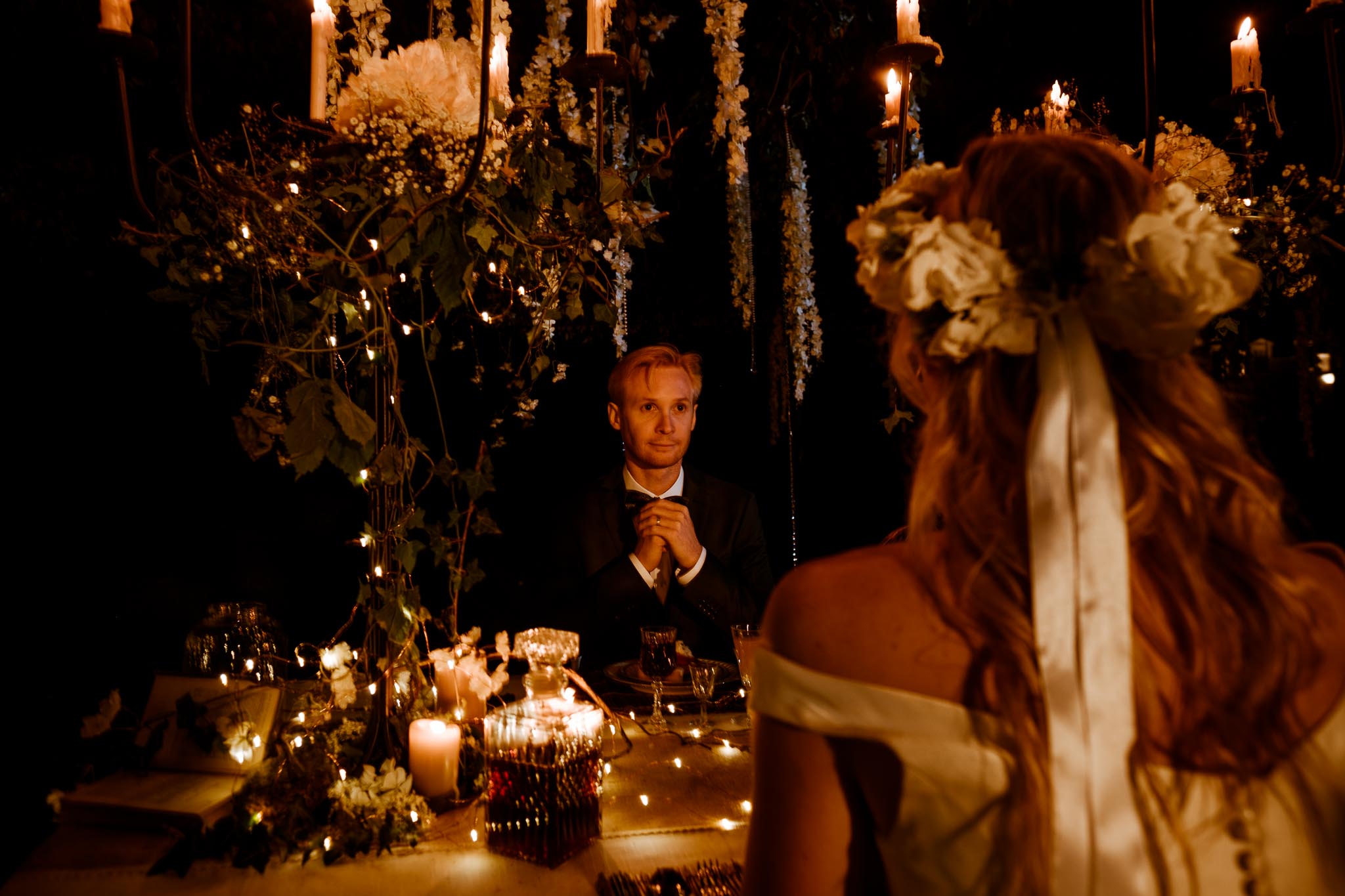 photos d’une séance couple mise en scène après mariage, prises de nuit, lors d’un repas au sein d’un décor inspiré du film Twilight, au Château de Vair à Anetz par Geoffrey Arnoldy photographe