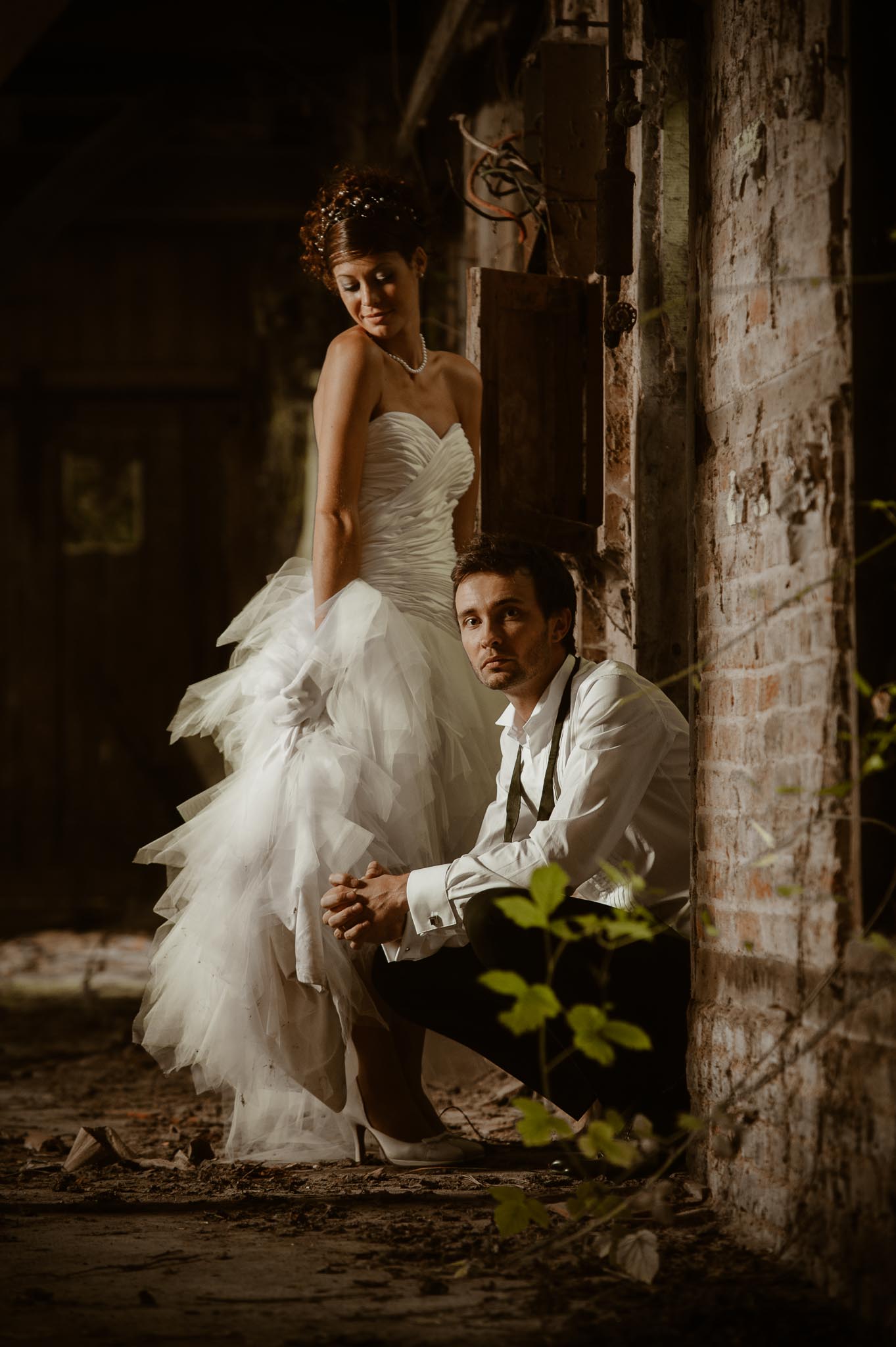 Séance couple après mariage poétique & romantique dans une friche pré-industrielle près de Amiens par Geoffrey Arnoldy photographe