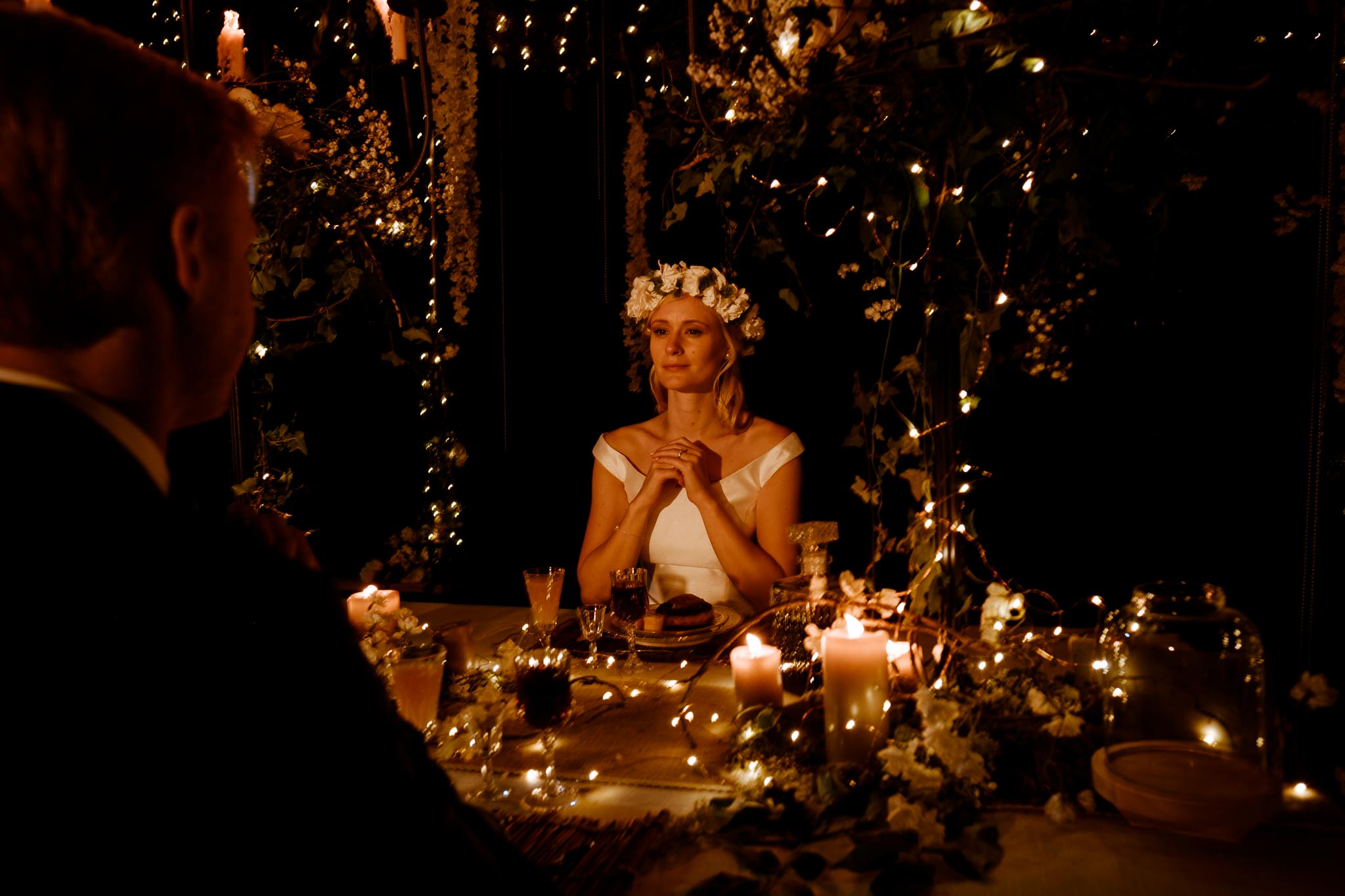 photos d’une séance couple mise en scène après mariage, prises de nuit, lors d’un repas au sein d’un décor inspiré du film Twilight, au Château de Vair à Anetz par Geoffrey Arnoldy photographe