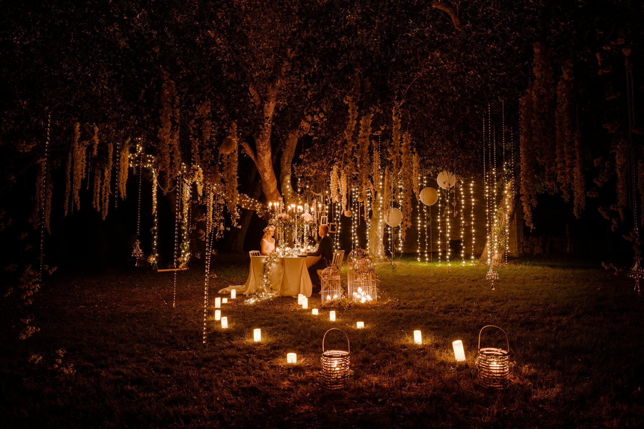 photos d’une séance couple mise en scène après mariage, prises de nuit, lors d’un repas au sein d’un décor inspiré du film Twilight, au Château de Vair à Anetz par Geoffrey Arnoldy photographe