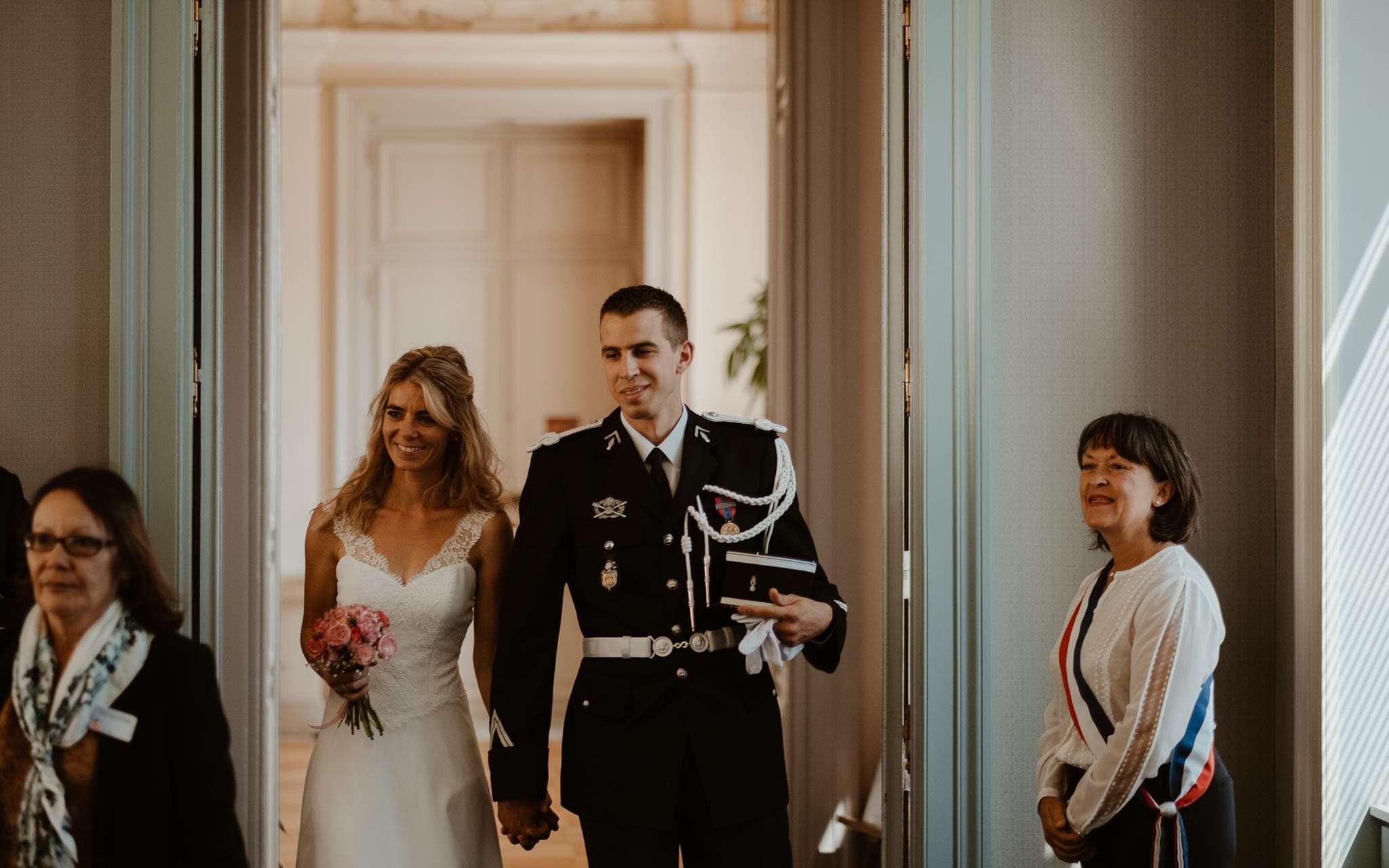 photographies d’une mariée chic et d’un gendarme à Angers et Durval