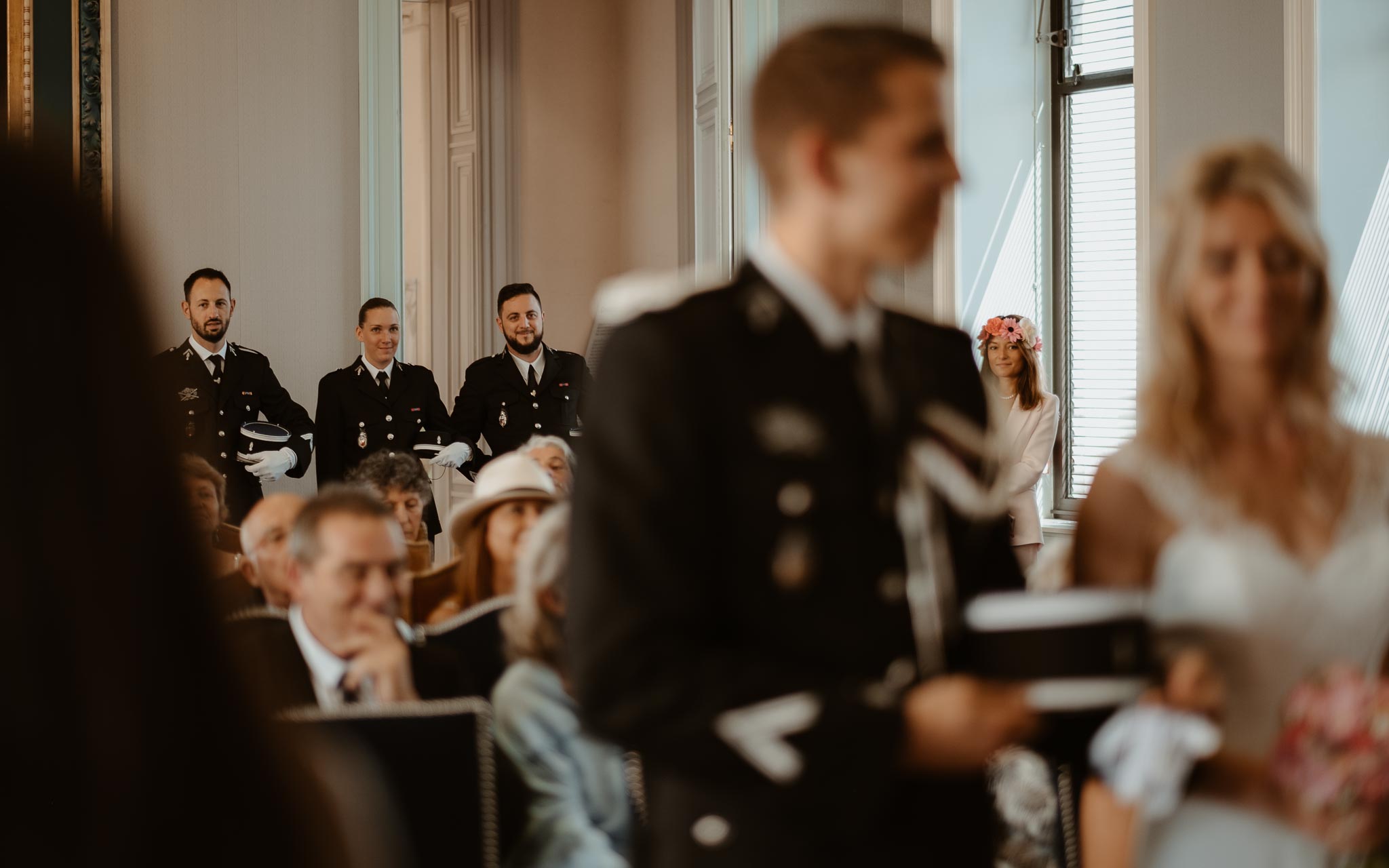 photographies d’une mariée chic et d’un gendarme à Angers et Durval