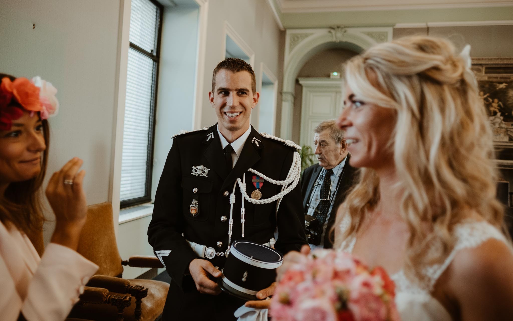 photographies d’une mariée chic et d’un gendarme à Angers et Durval