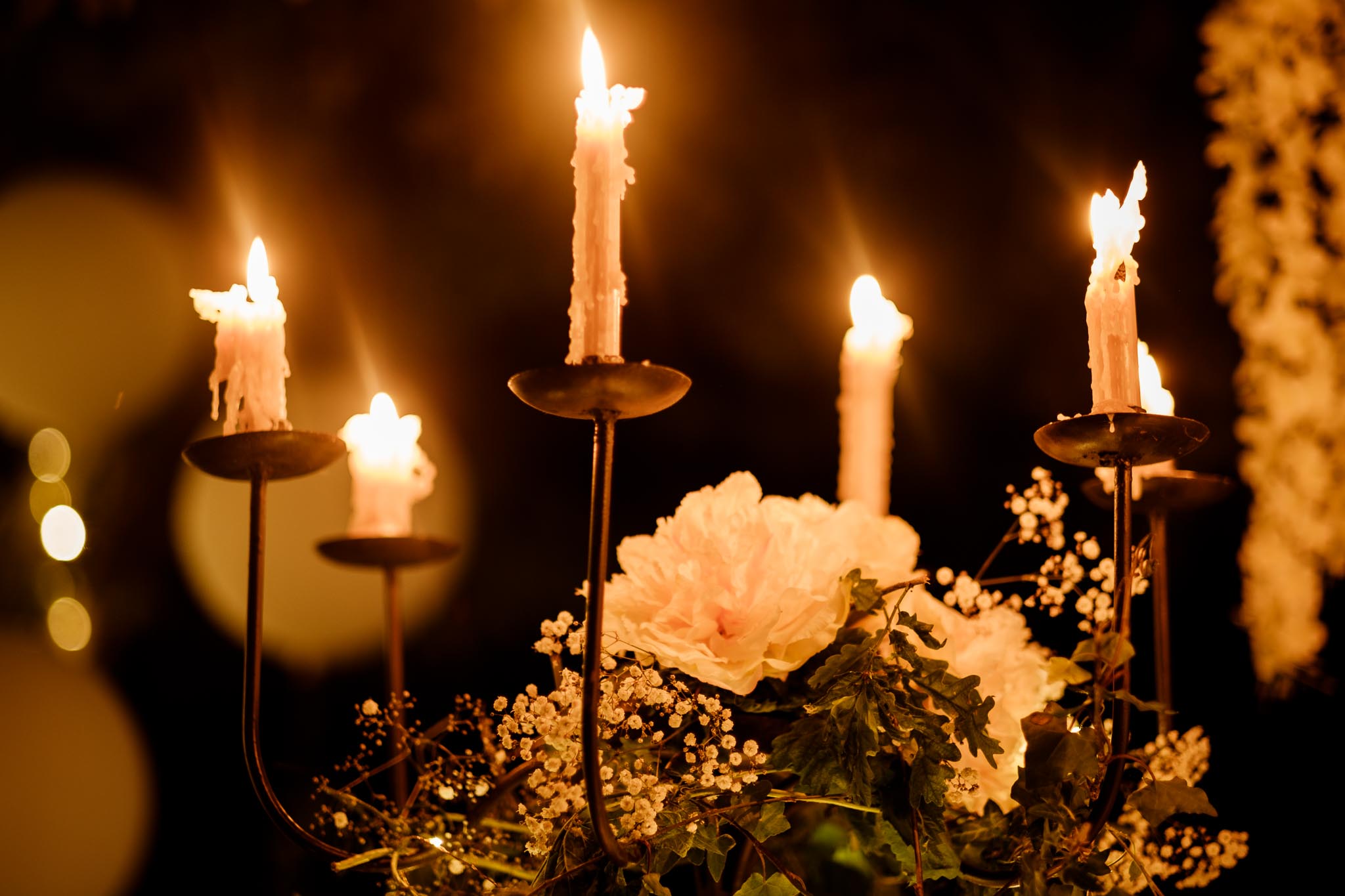 photos d’une séance couple mise en scène après mariage, prises de nuit, lors d’un repas au sein d’un décor inspiré du film Twilight, au Château de Vair à Anetz par Geoffrey Arnoldy photographe