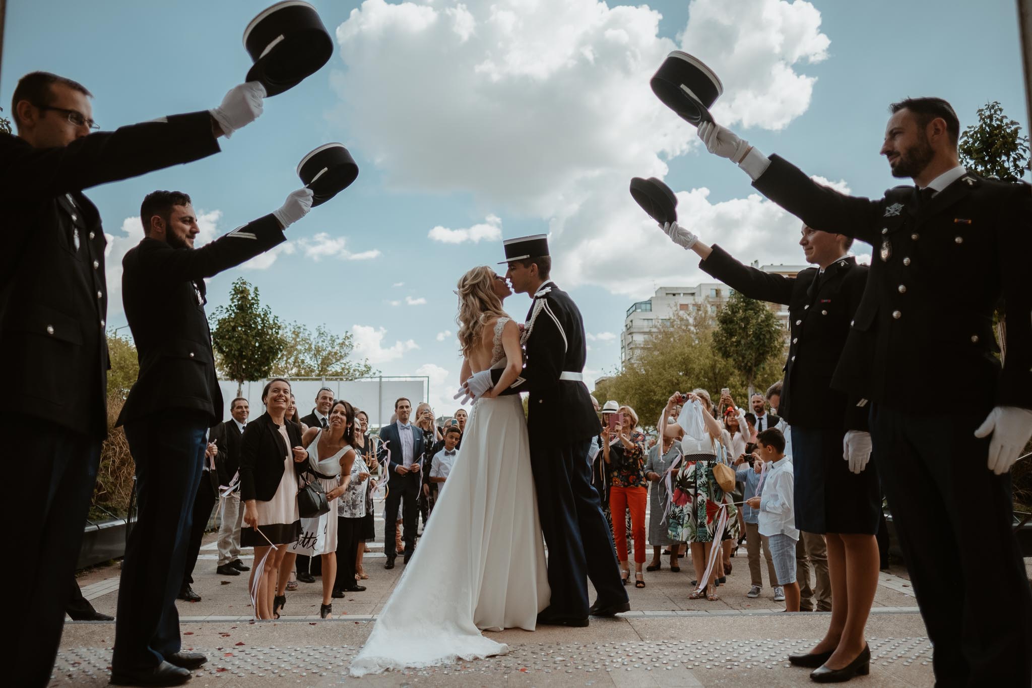 photographies d’une mariée chic et d’un gendarme à Angers et Durval