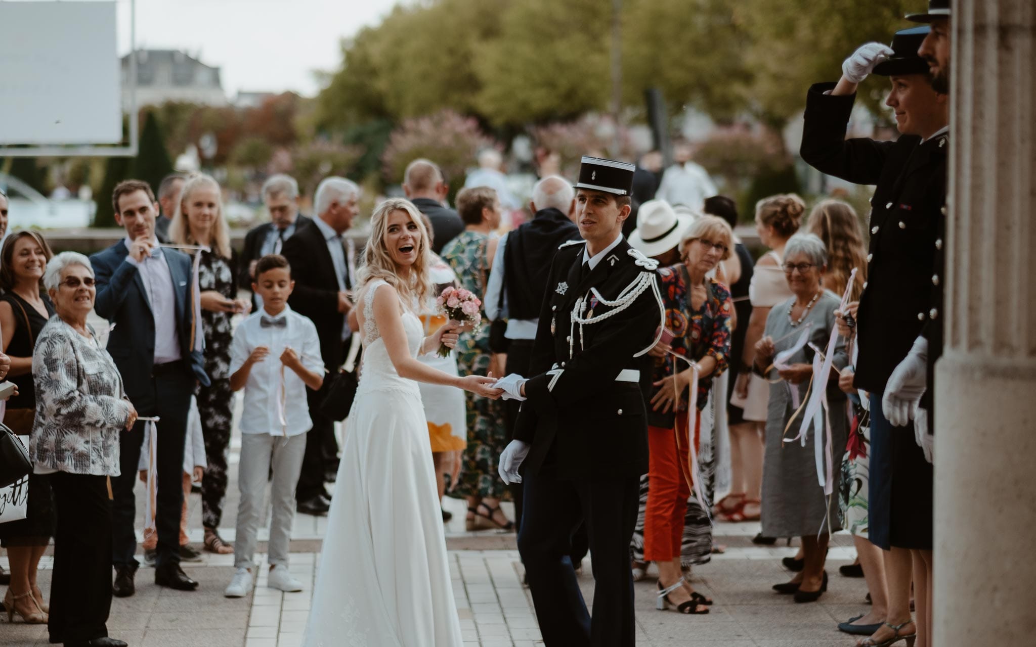 photographies d’une mariée chic et d’un gendarme à Angers et Durval