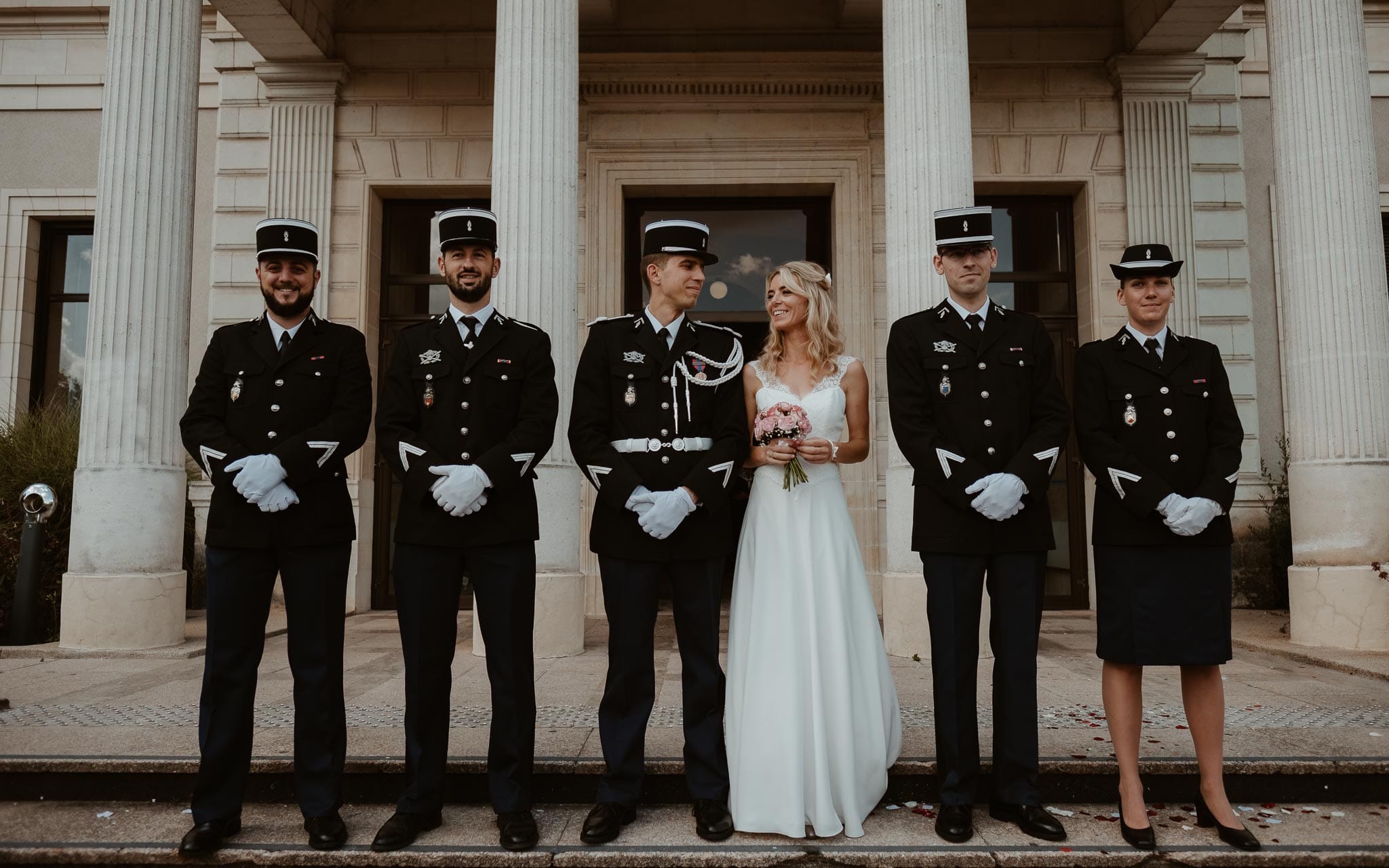 photographies d’une mariée chic et d’un gendarme à Angers et Durval