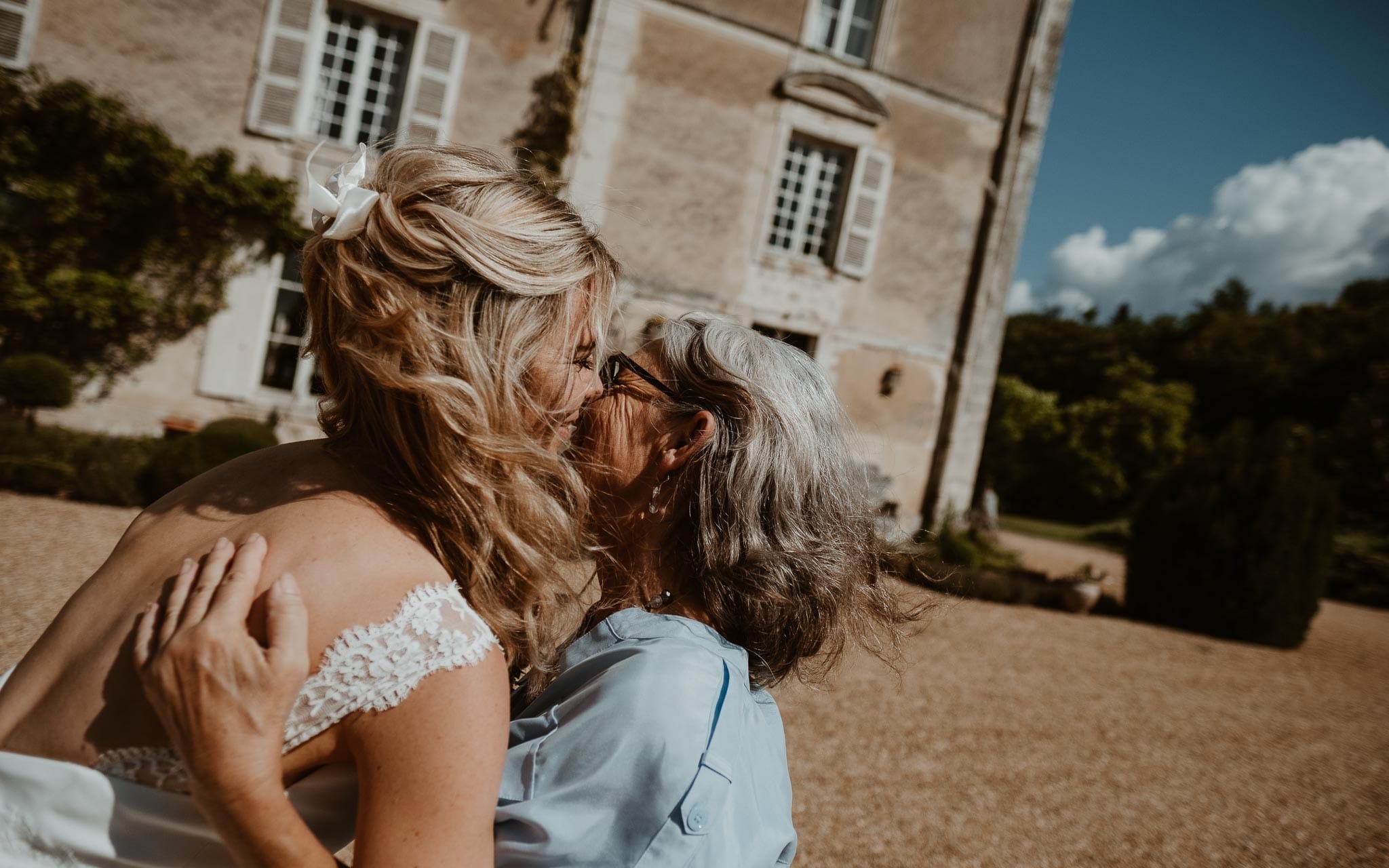 photographies d’une mariée chic et d’un gendarme à Angers et Durval