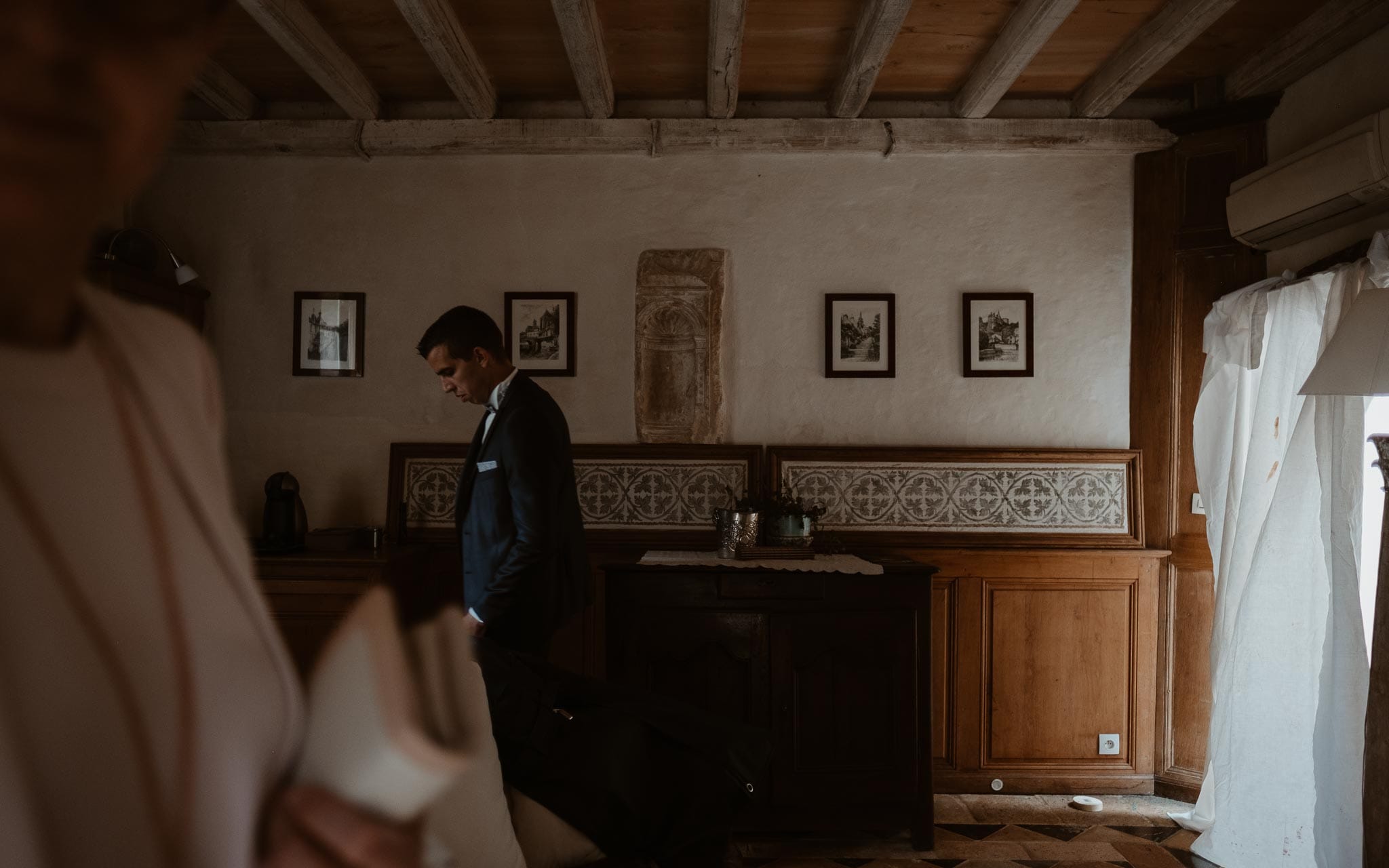 photographies d’une mariée chic et d’un gendarme à Angers et Durval