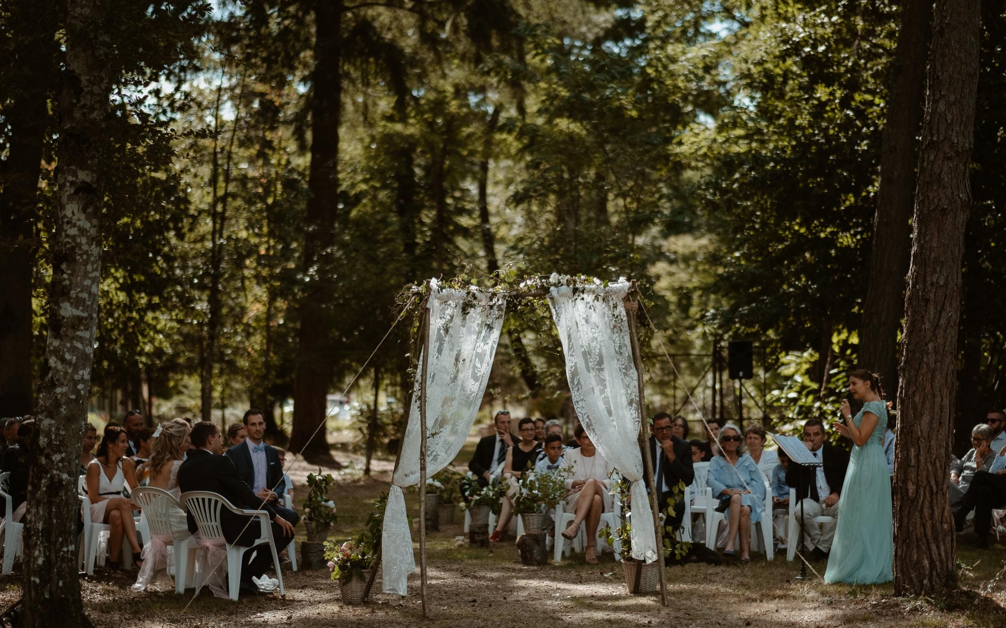 photographies d’une mariée chic et d’un gendarme à Angers et Durval