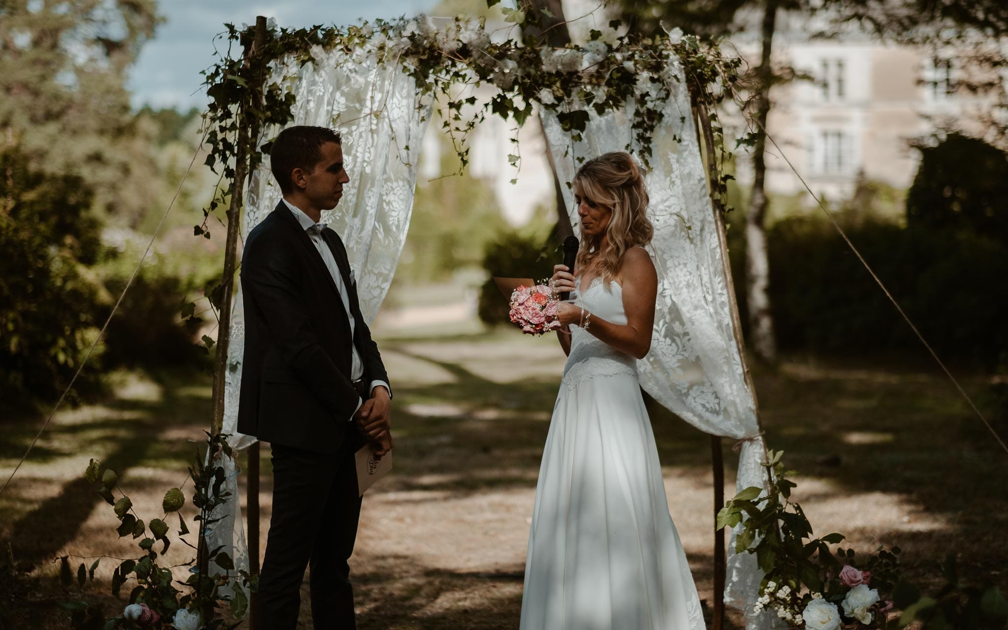 photographies d’une mariée chic et d’un gendarme à Angers et Durval