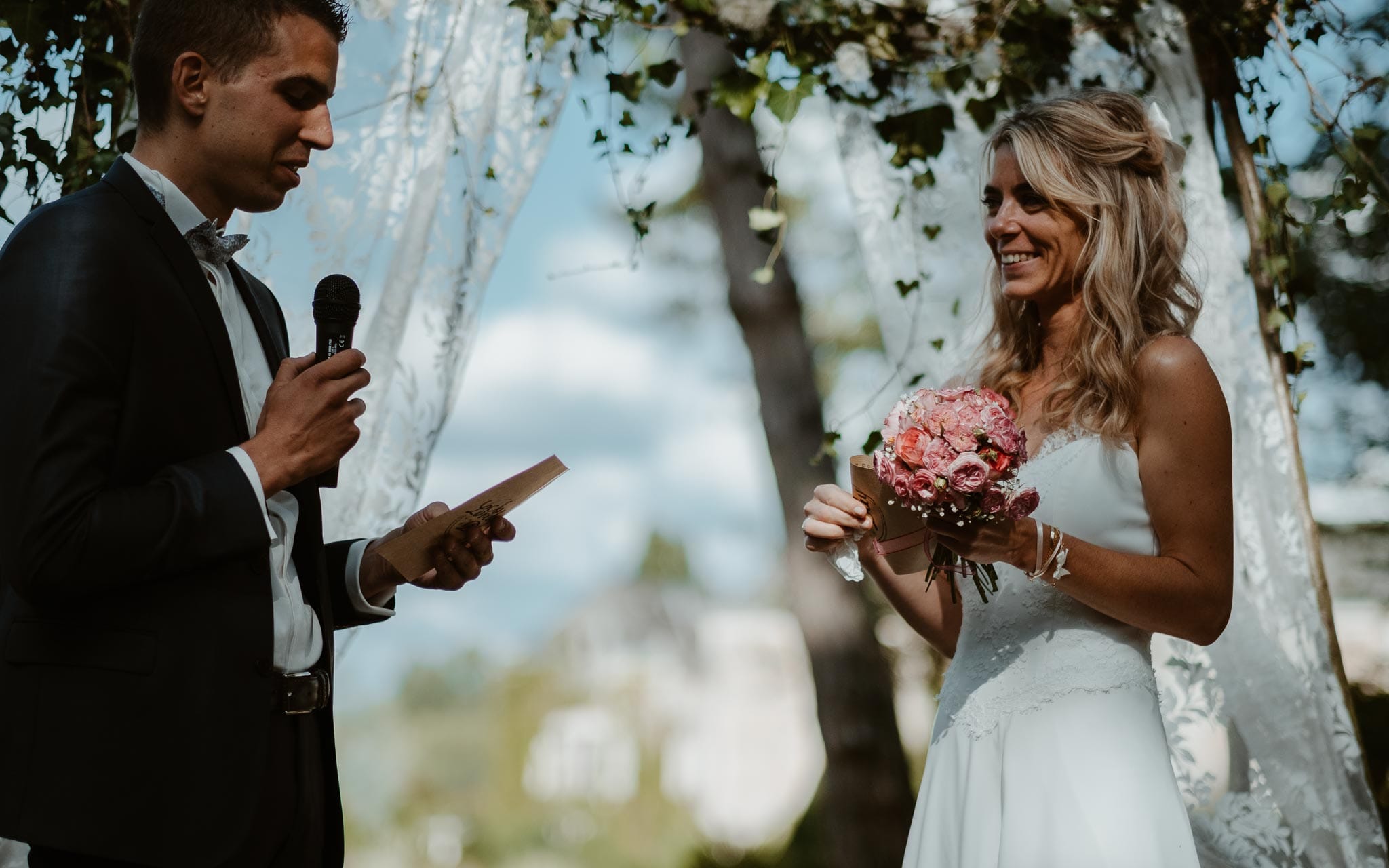 photographies d’une mariée chic et d’un gendarme à Angers et Durval