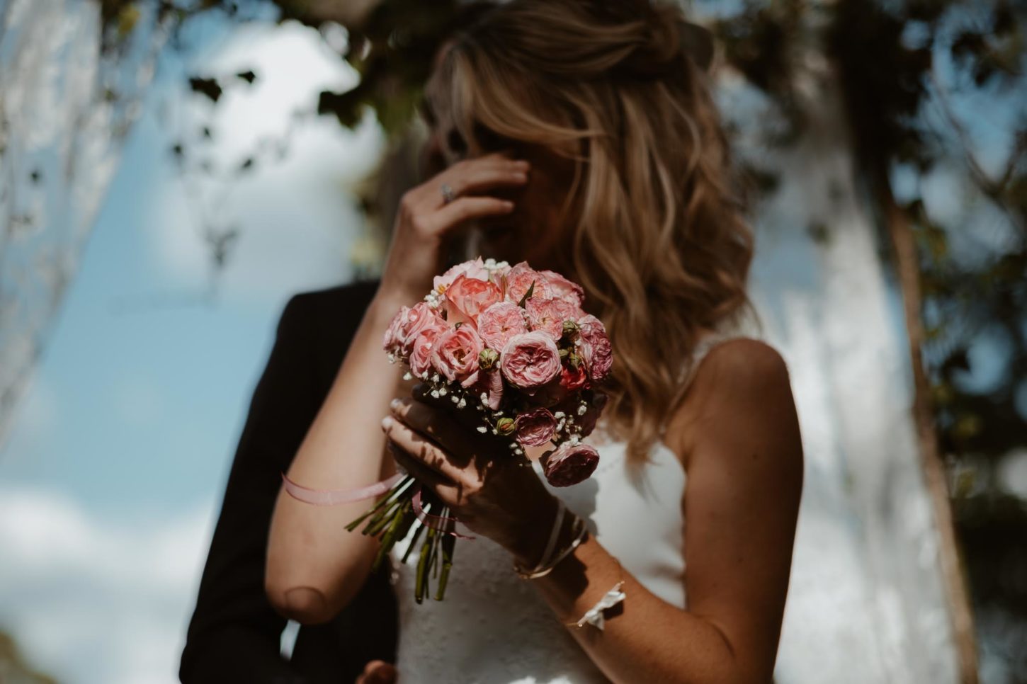 photographies d’une mariée chic et d’un gendarme à Angers et Durval