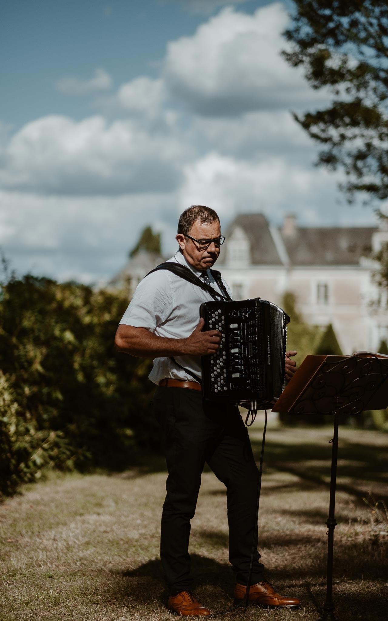 photographies d’une mariée chic et d’un gendarme à Angers et Durval