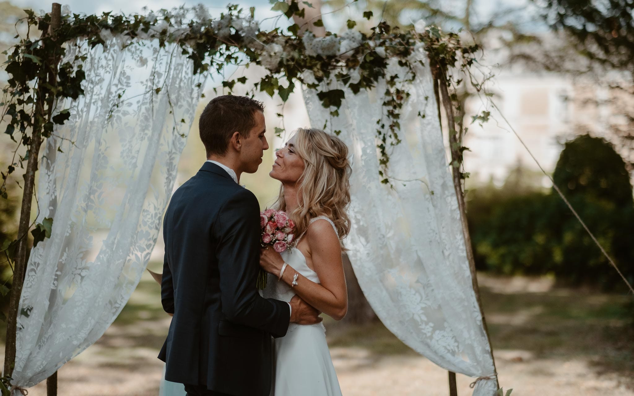 photographies d’une mariée chic et d’un gendarme à Angers et Durval