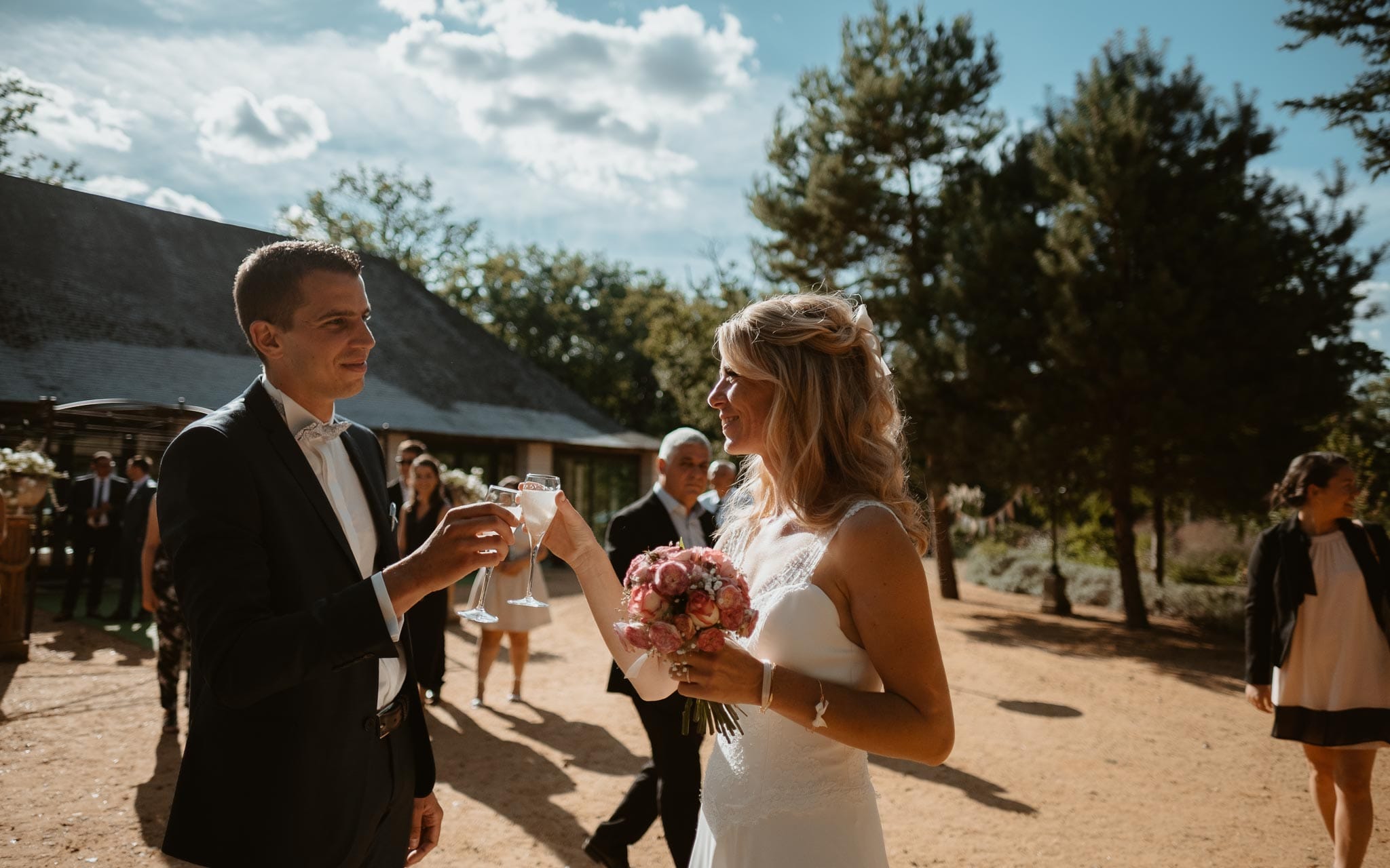 photographies d’une mariée chic et d’un gendarme à Angers et Durval