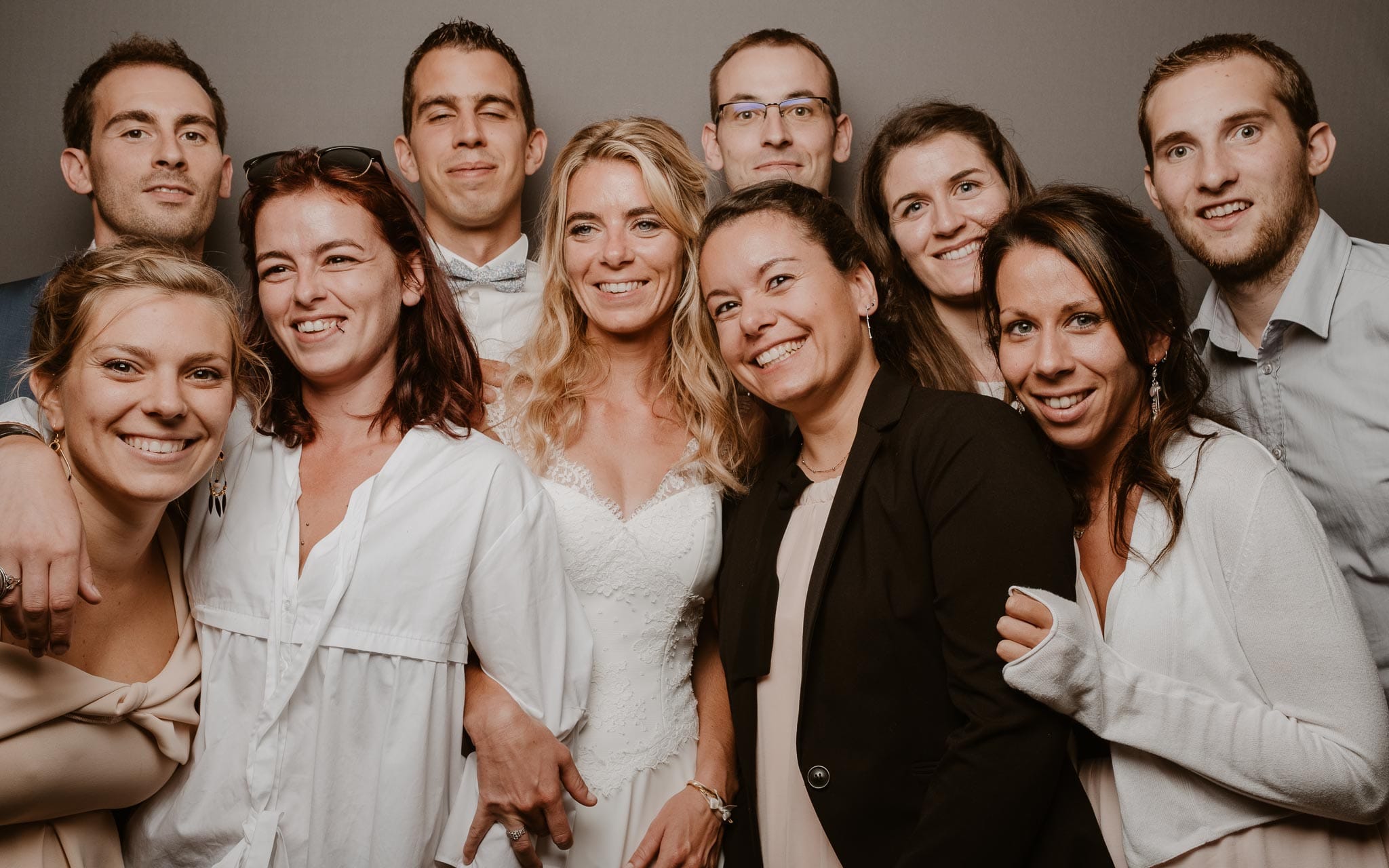 photographies d’une mariée chic et d’un gendarme à Angers et Durval