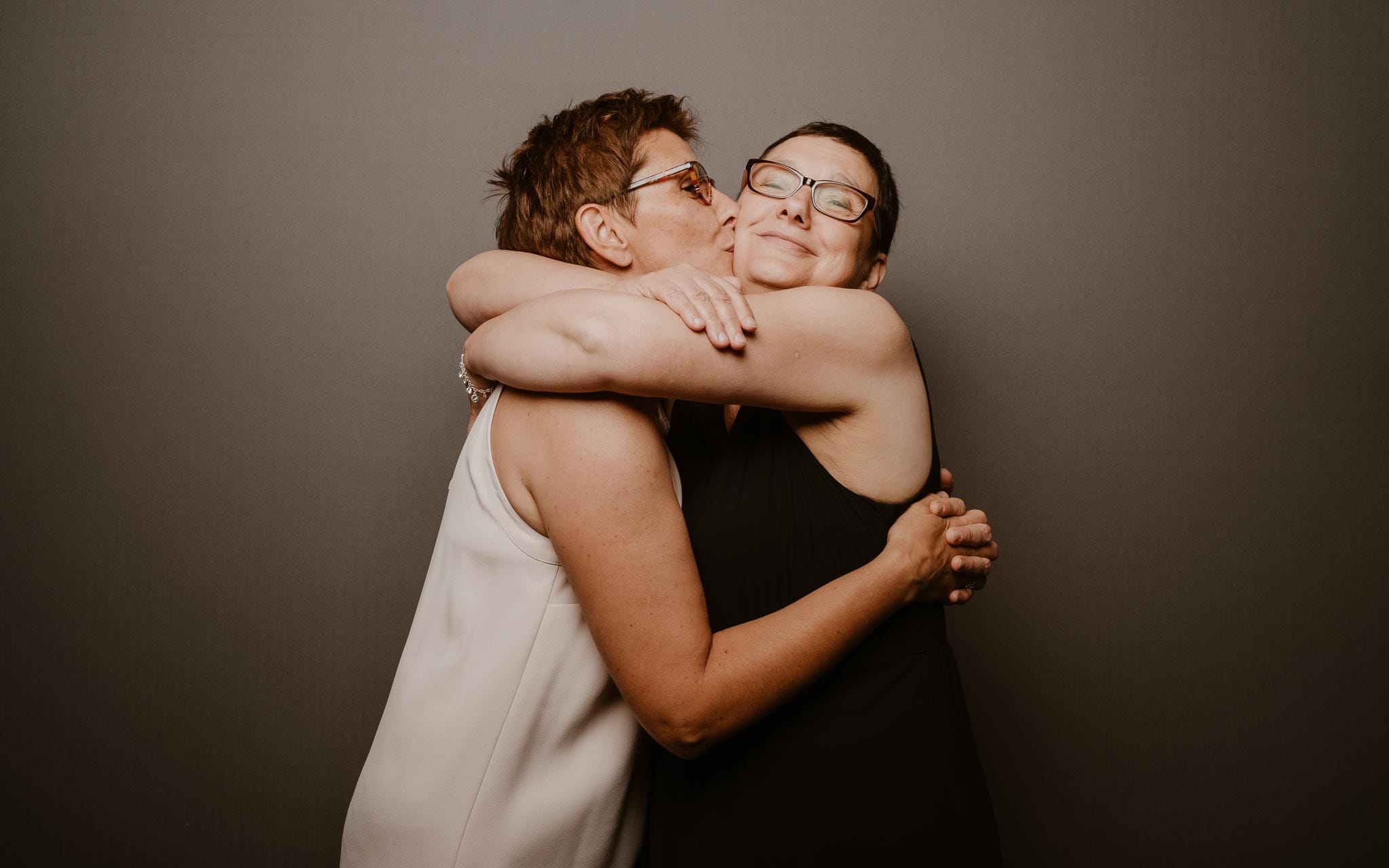 photographies d’une mariée chic et d’un gendarme à Angers et Durval