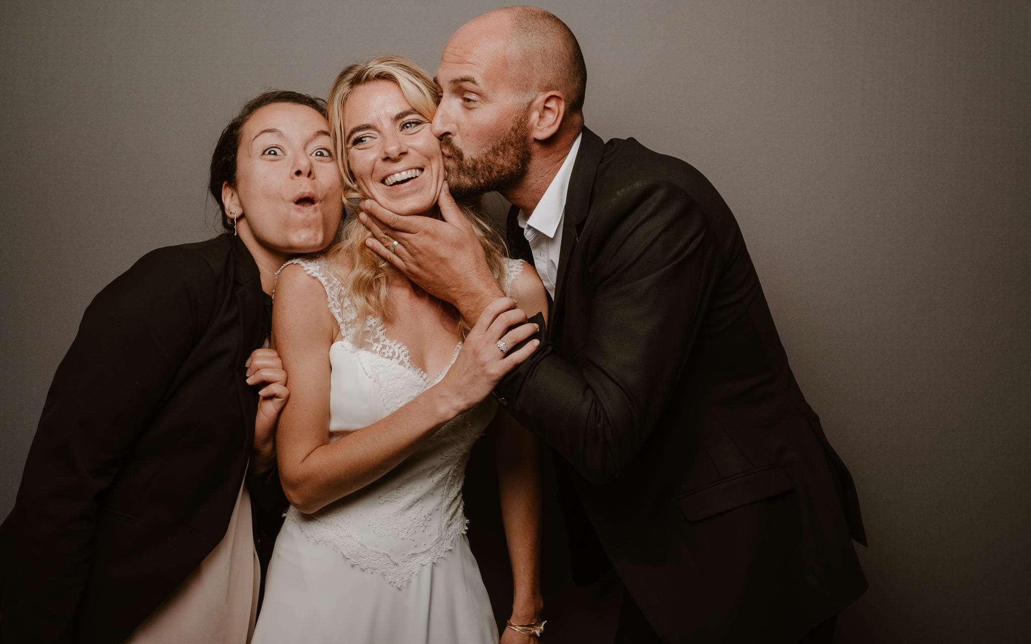 photographies d’une mariée chic et d’un gendarme à Angers et Durval