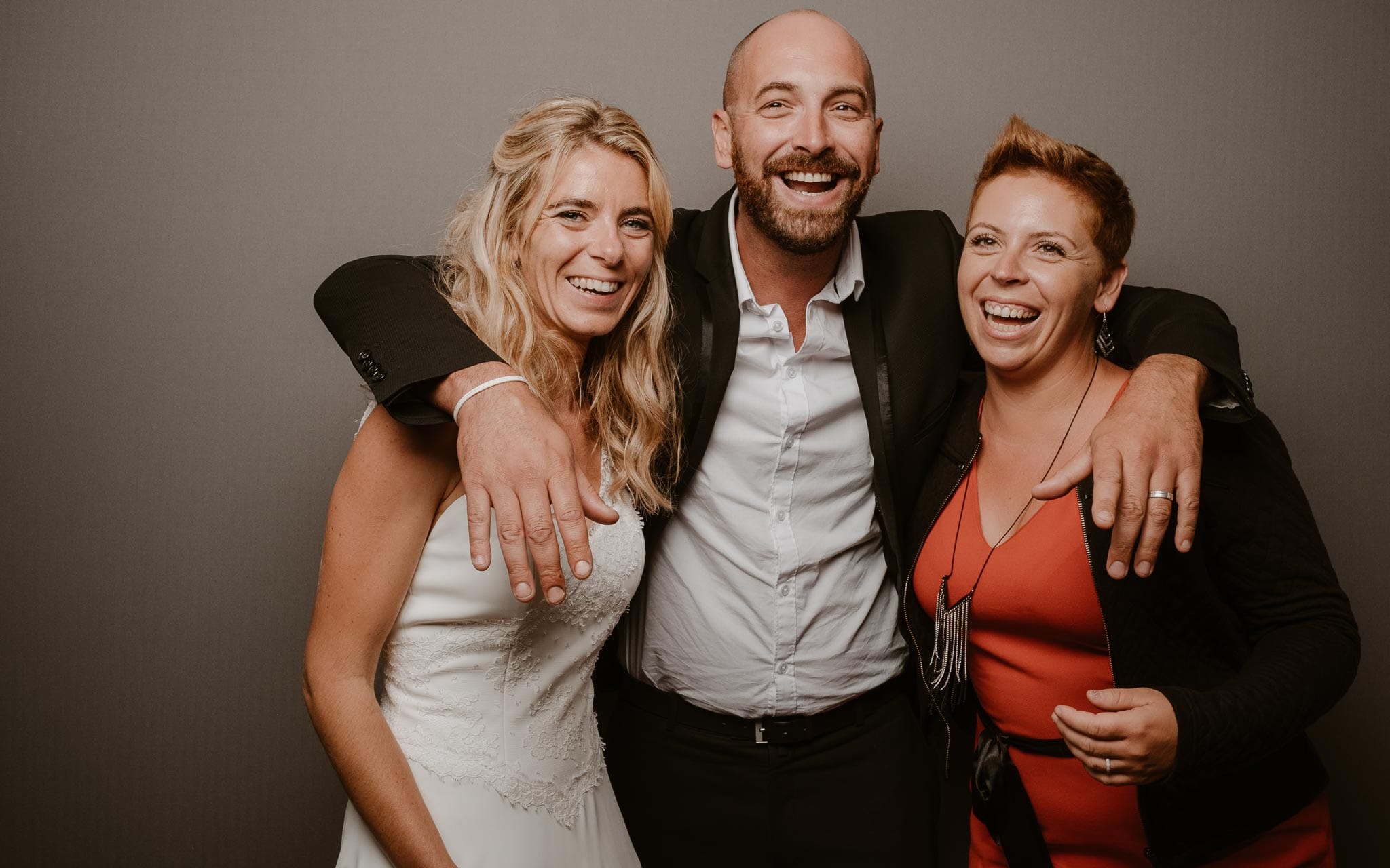 photographies d’une mariée chic et d’un gendarme à Angers et Durval