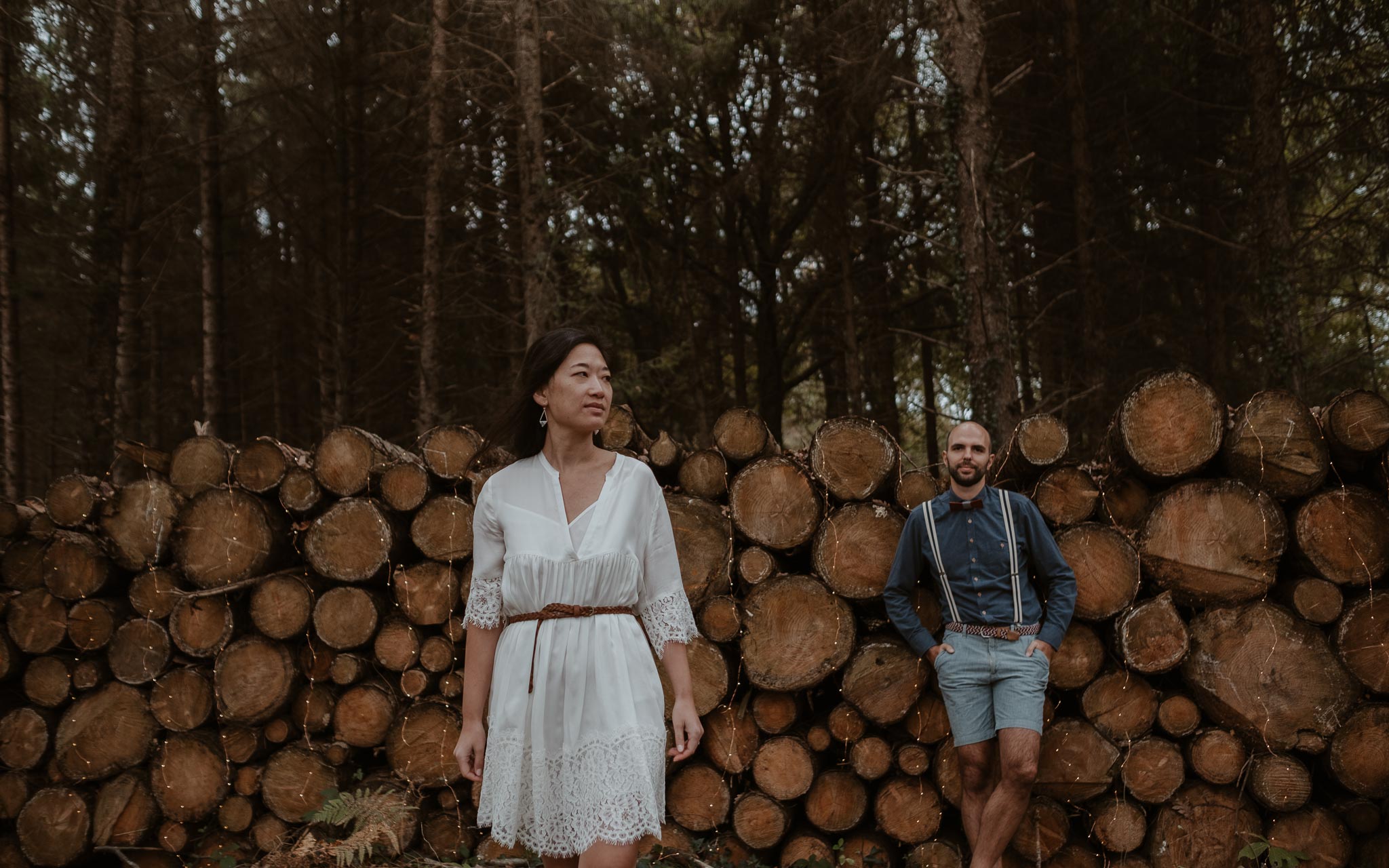 photo d’une séance de couple day-after romantique & onirique dans une forêt en vendée par Geoffrey Arnoldy photographe