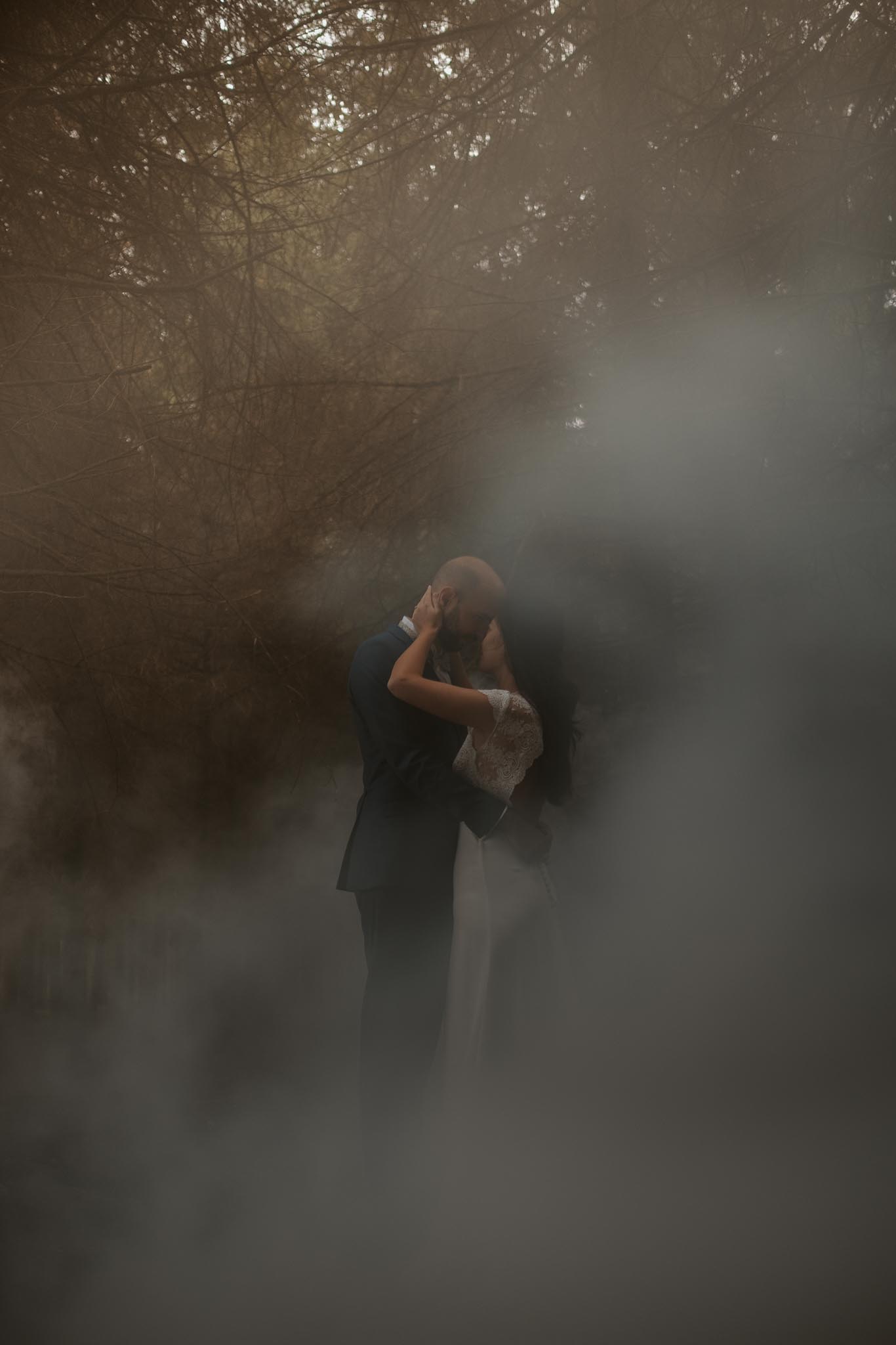 photo d’une séance de couple day-after romantique & onirique dans une forêt en vendée par Geoffrey Arnoldy photographe