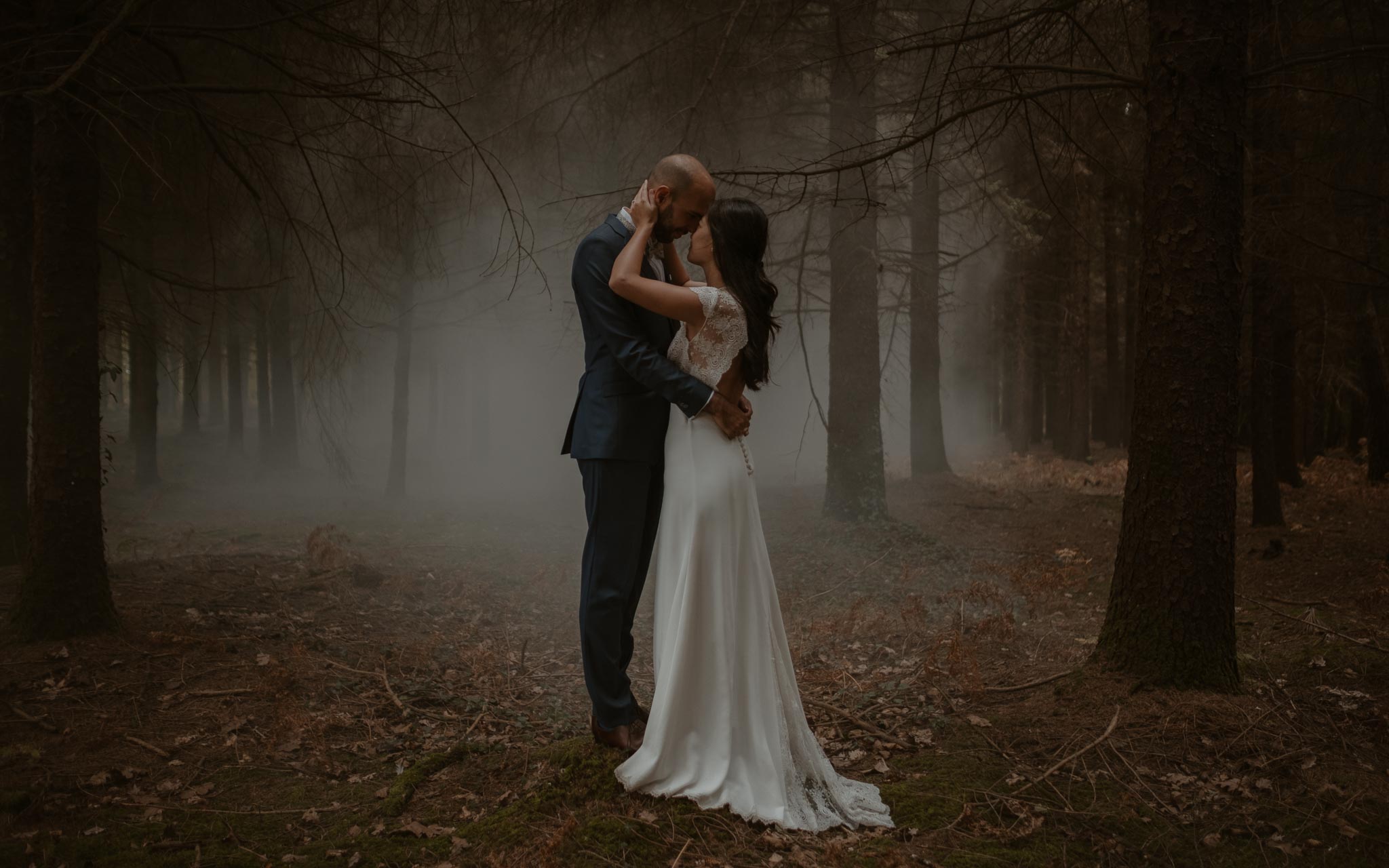 photo d’une séance de couple day-after romantique & onirique dans une forêt en vendée par Geoffrey Arnoldy photographe