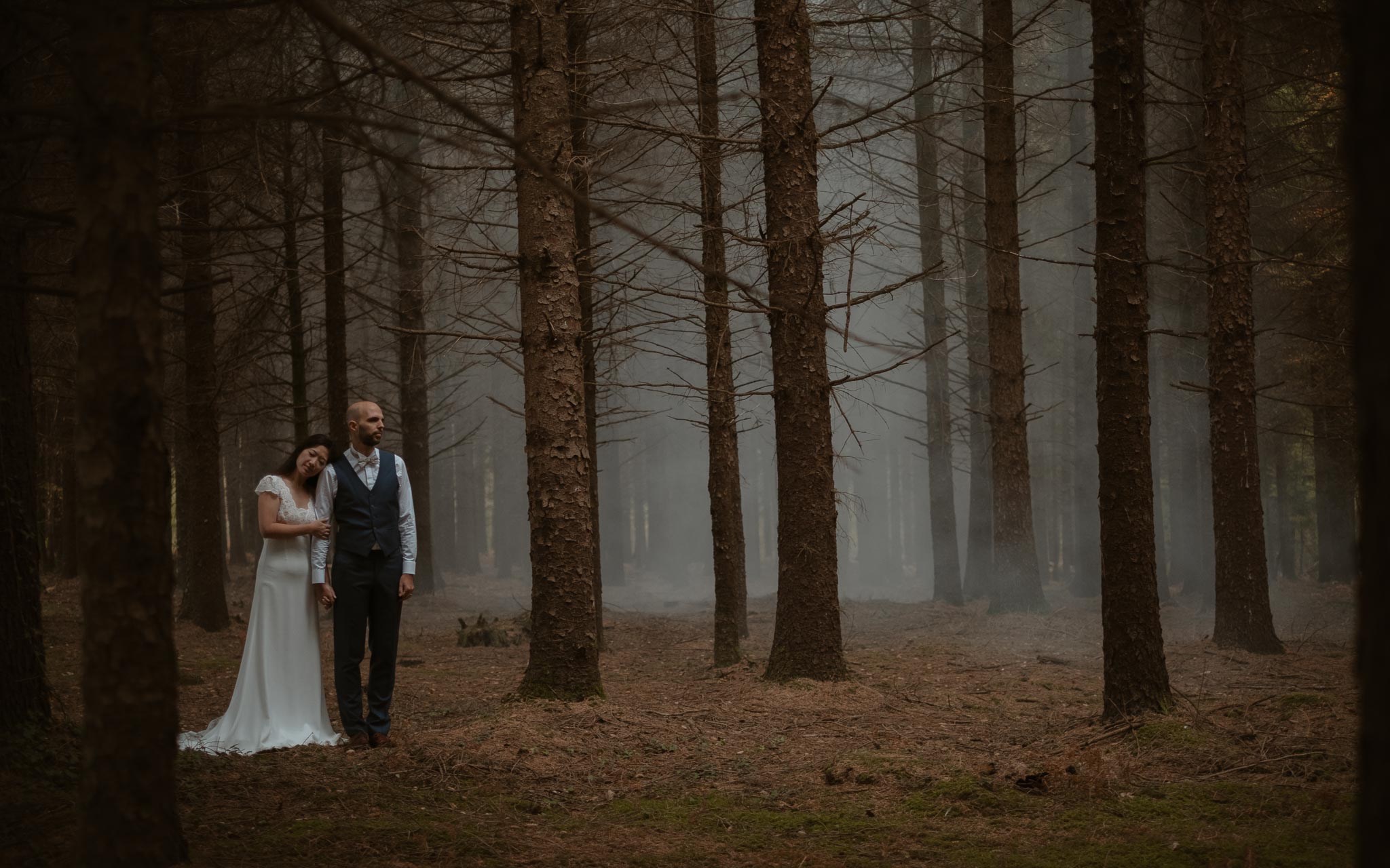 photo d’une séance de couple day-after romantique & onirique dans une forêt en vendée par Geoffrey Arnoldy photographe