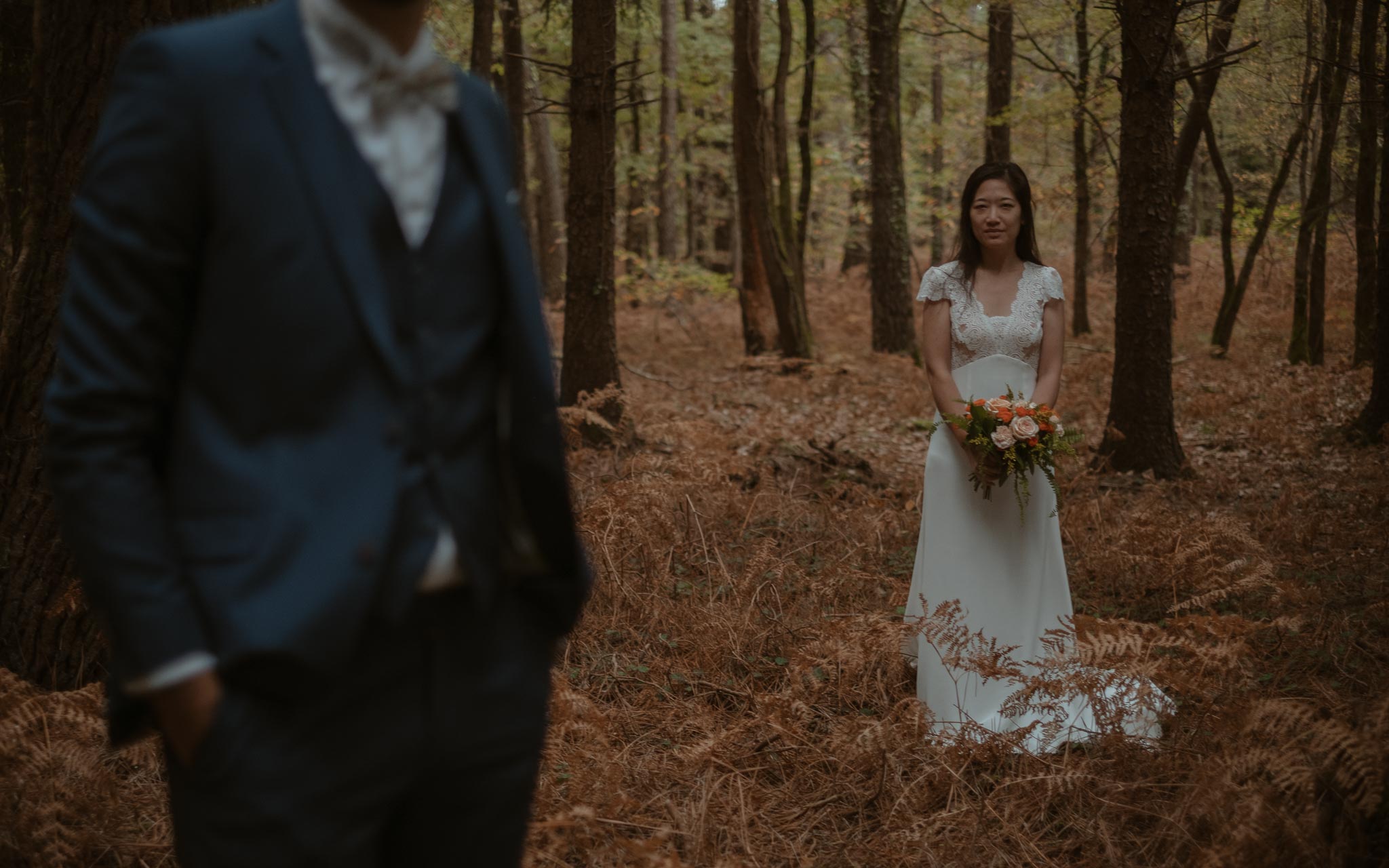 photo d’une séance de couple day-after romantique & onirique dans une forêt en vendée par Geoffrey Arnoldy photographe