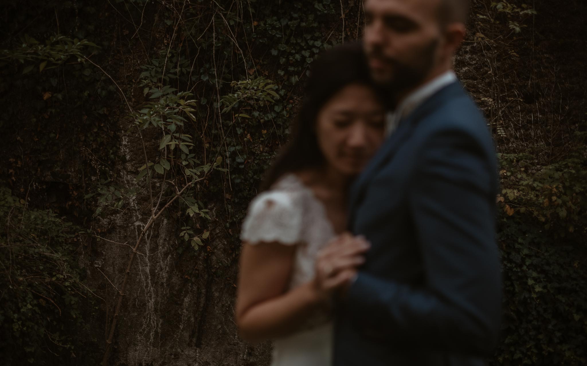 photo d’une séance de couple day-after romantique & onirique dans une forêt en vendée par Geoffrey Arnoldy photographe