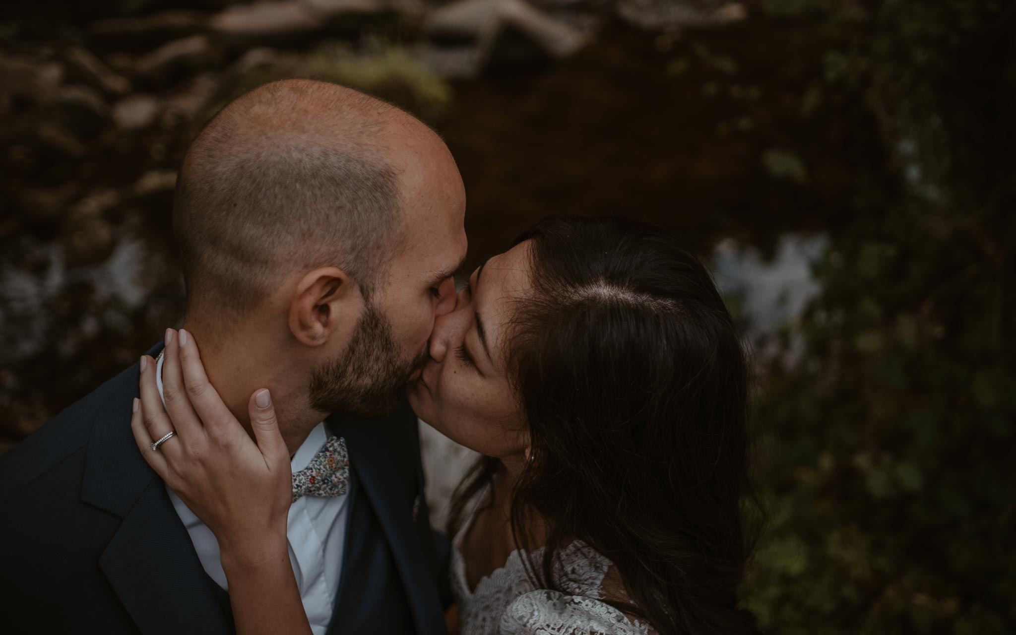 photo d’une séance de couple day-after romantique & onirique dans une forêt en vendée par Geoffrey Arnoldy photographe