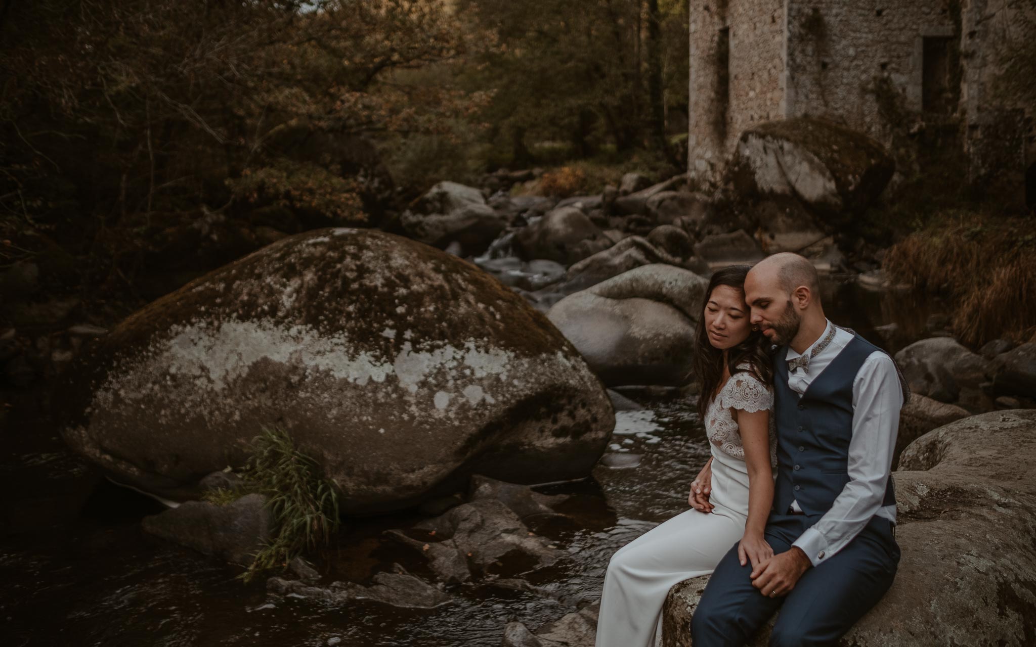 photo d’une séance de couple day-after romantique & onirique dans le lit d’une rivière en vendée par Geoffrey Arnoldy photographe